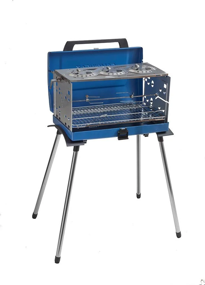 باربیکیو گازی کمپینگاز مدل Camping Grill Pueblo IV 200 SGR با پایه های جداشدنی، گریل قابل حمل و اجاق سه گانه در یک چمدان، شامل سیخ گردان، 5200 وات، 72.5 x 54 x 108 سانتی متر