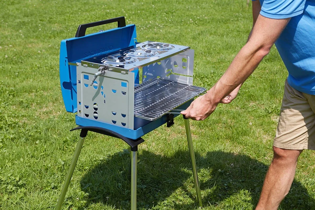 باربیکیو گازی کمپینگاز مدل Camping Grill Pueblo IV 200 SGR با پایه های جداشدنی، گریل قابل حمل و اجاق سه گانه در یک چمدان، شامل سیخ گردان، 5200 وات، 72.5 x 54 x 108 سانتی متر باربیکیو گازی کمپینگاز مدل Camping Grill Pueblo IV 200 SGR با پایه های جداشدنی، گریل قابل حمل و اجاق سه گانه در یک چمدان، شامل سیخ گردان، 5200 وات، 72.5 x 54 x 108 سانتی متر