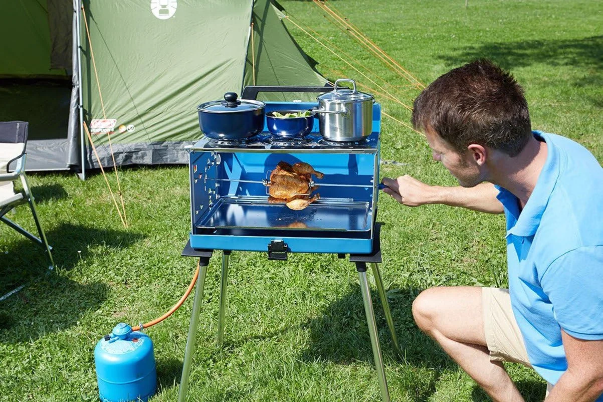 باربیکیو گازی کمپینگاز مدل Camping Grill Pueblo IV 200 SGR با پایه های جداشدنی، گریل قابل حمل و اجاق سه گانه در یک چمدان، شامل سیخ گردان، 5200 وات، 72.5 x 54 x 108 سانتی متر باربیکیو گازی کمپینگاز مدل Camping Grill Pueblo IV 200 SGR با پایه های جداشدنی، گریل قابل حمل و اجاق سه گانه در یک چمدان، شامل سیخ گردان، 5200 وات، 72.5 x 54 x 108 سانتی متر