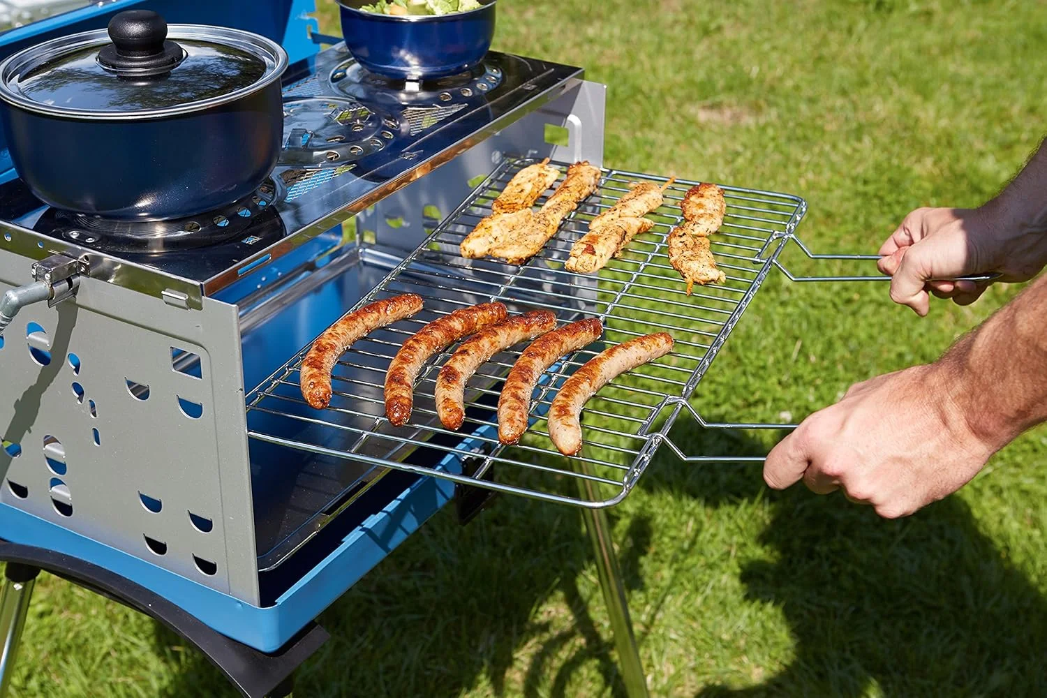 باربیکیو گازی کمپینگاز مدل Camping Grill Pueblo IV 200 SGR با پایه های جداشدنی، گریل قابل حمل و اجاق سه گانه در یک چمدان، شامل سیخ گردان، 5200 وات، 72.5 x 54 x 108 سانتی متر باربیکیو گازی کمپینگاز مدل Camping Grill Pueblo IV 200 SGR با پایه های جداشدنی، گریل قابل حمل و اجاق سه گانه در یک چمدان، شامل سیخ گردان، 5200 وات، 72.5 x 54 x 108 سانتی متر