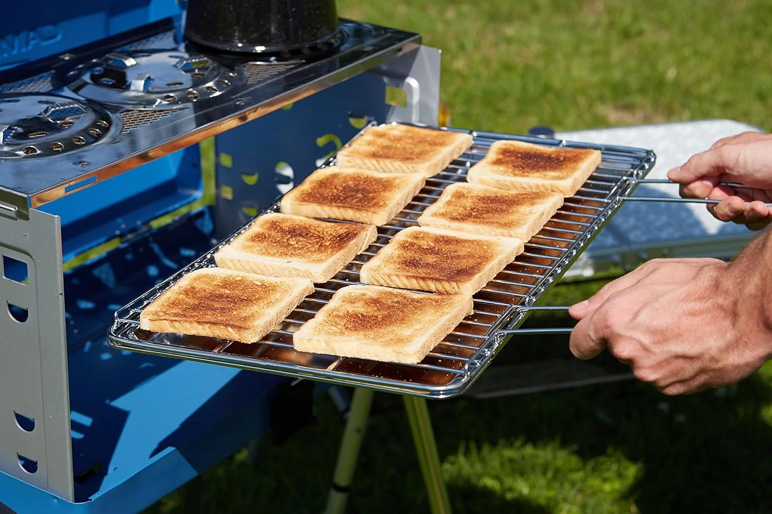 باربیکیو گازی کمپینگاز مدل Camping Grill Pueblo IV 200 SGR با پایه های جداشدنی، گریل قابل حمل و اجاق سه گانه در یک چمدان، شامل سیخ گردان، 5200 وات، 72.5 x 54 x 108 سانتی متر باربیکیو گازی کمپینگاز مدل Camping Grill Pueblo IV 200 SGR با پایه های جداشدنی، گریل قابل حمل و اجاق سه گانه در یک چمدان، شامل سیخ گردان، 5200 وات، 72.5 x 54 x 108 سانتی متر