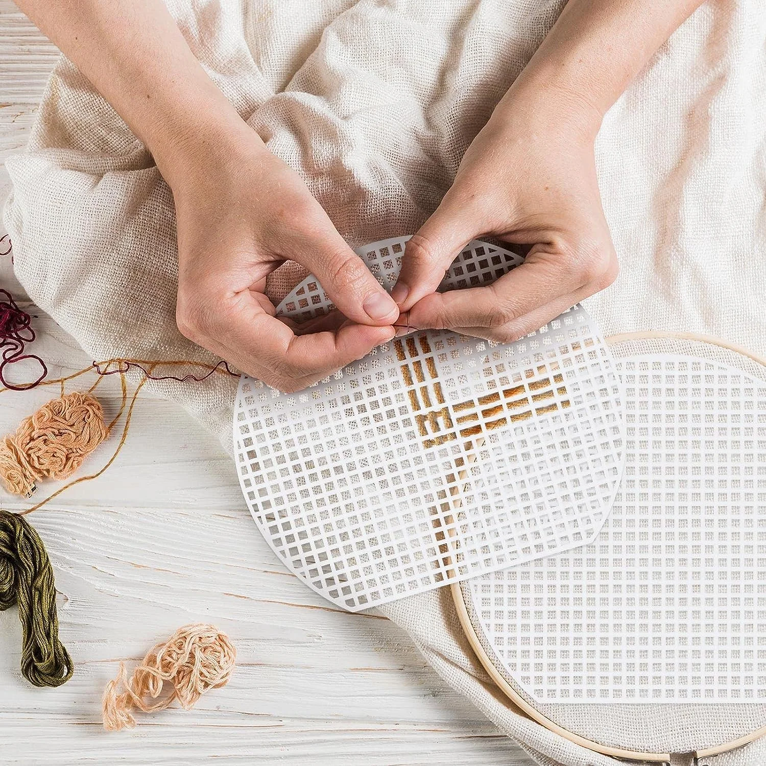 آزونه 5 ست ورقه‌های بوم مشبک پلاستیکی برای گلدوزی، بافتنی، کیف دستی DIY، لوازم جانبی شانه‌ای، لوازم ساخت کیف پول، پروژه‌های قلاب بافی صنایع دستی نخ با 20 عدد سنجاق سینه