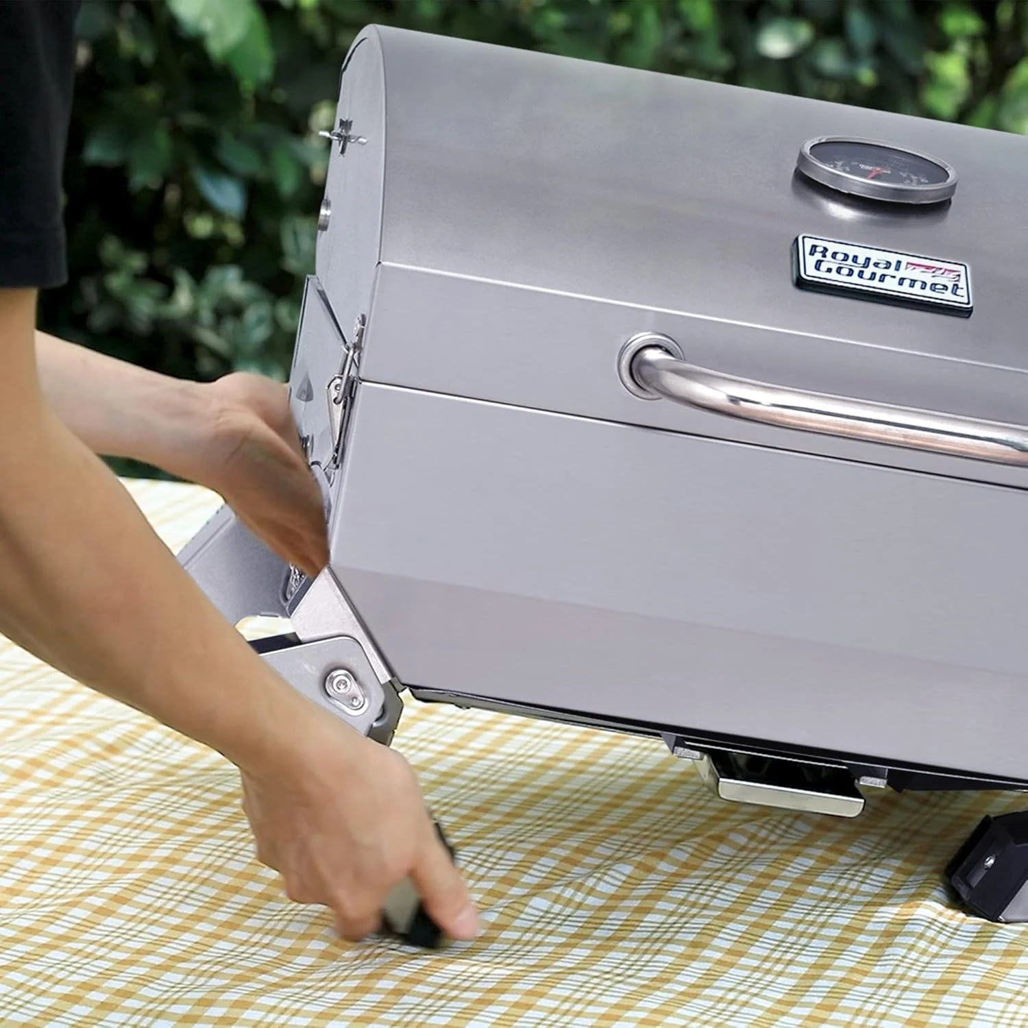 گریل استیل قابل حمل رویال گورمت مدل GT1001، گریل گازی رومیزی BBQ با قدرت 10000 BTU با پایه های تاشو و درب قفل شونده، مناسب کمپینگ در فضای باز، عرشه و مهمانی های کنار خودرو، نقره ای گریل استیل قابل حمل رویال گورمت مدل GT1001، گریل گازی رومیزی BBQ با قدرت 10000 BTU با پایه های تاشو و درب قفل شونده، مناسب کمپینگ در فضای باز، عرشه و مهمانی های کنار خودرو، نقره ای