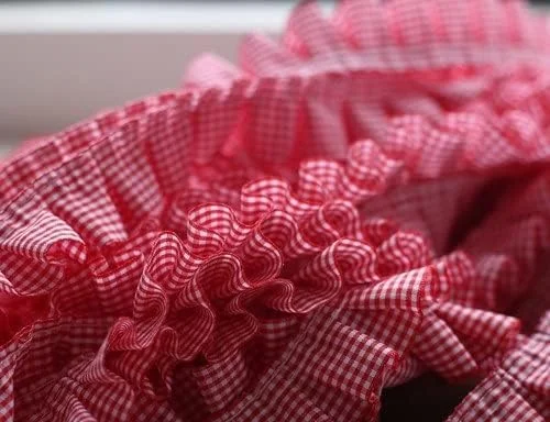 HZLXF1 پارچه توری کشی طرح دار پلیسه دار 1 متری با عرض 4 سانتی متر، نوار توری گیپور مناسب برای تزئین لباس های خیاطی (رنگ: قرمز)