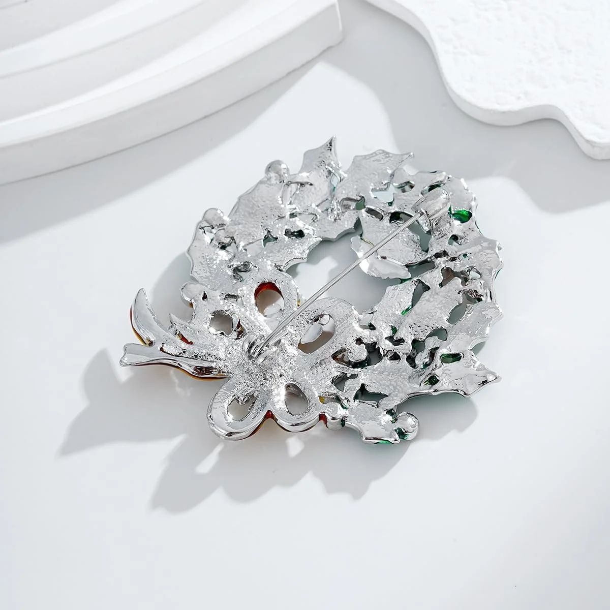 سنجاق سینه طرح گل کریسمس با پاپیون، مناسب زنان و مردان، تزئینی زیبا با برگ های سبز، سنجاق یقه میناکاری شده، مناسب لباس، کت، کلاه، شال، ژاکت، جواهرات تزیینی تعطیلات کریسمس سنجاق سینه طرح گل کریسمس با پاپیون، مناسب زنان و مردان، تزئینی زیبا با برگ های سبز، سنجاق یقه میناکاری شده، مناسب لباس، کت، کلاه، شال، ژاکت، جواهرات تزیینی تعطیلات کریسمس