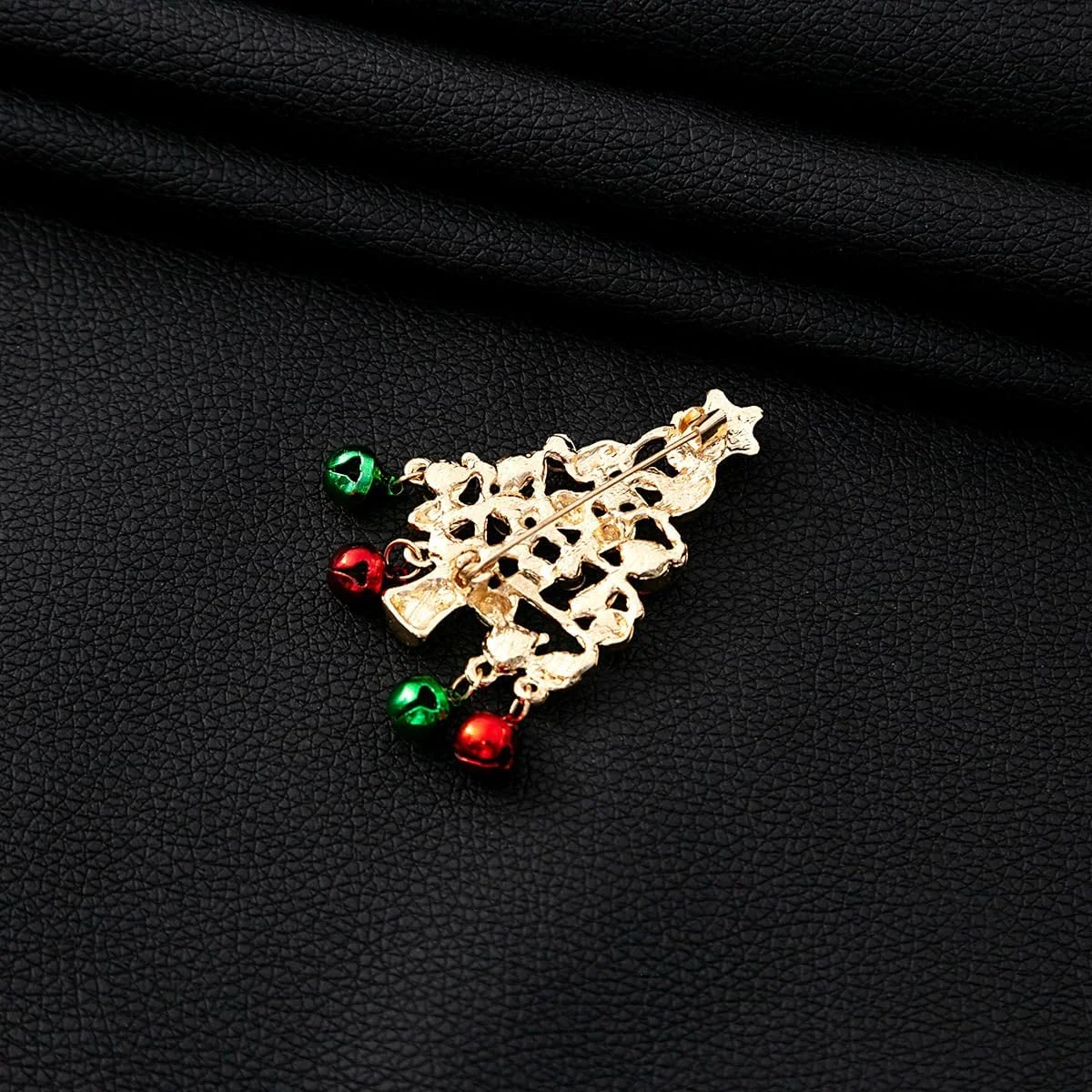 سنجاق سینه طرح درخت کریسمس با روکش طلا، دارای آویز زنگولههای قرمز و سبز، نگینهای زیرکونیا مکعبی، ستاره و سنگهای قیمتی رنگارنگ، گیره تزئینی برای لباس، ژاکت، تزئینات کریسمس، سنجاق سینه برای زنان و دختران سنجاق سینه طرح درخت کریسمس با روکش طلا، دارای آویز زنگولههای قرمز و سبز، نگینهای زیرکونیا مکعبی، ستاره و سنگهای قیمتی رنگارنگ، گیره تزئینی برای لباس، ژاکت، تزئینات کریسمس، سنجاق سینه برای زنان و دختران