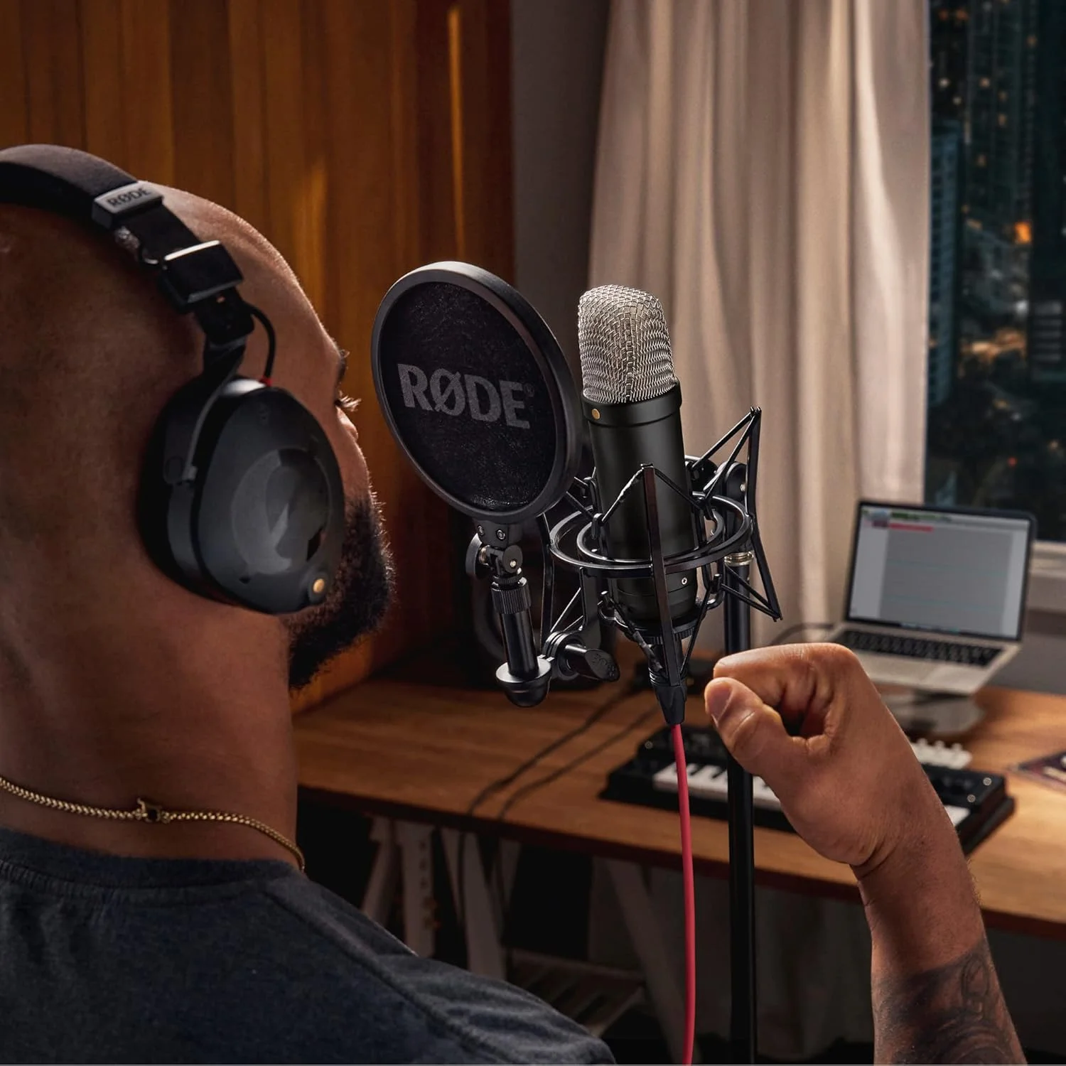 میکروفون کاندنسر استودیویی دیافراگم بزرگ RØDE NT1 نسل پنجم با خروجی های XLR و USB، به همراه لرزه گیر و پاپ فیلتر برای تولید موسیقی، ضبط وکال و پادکست (مشکی)