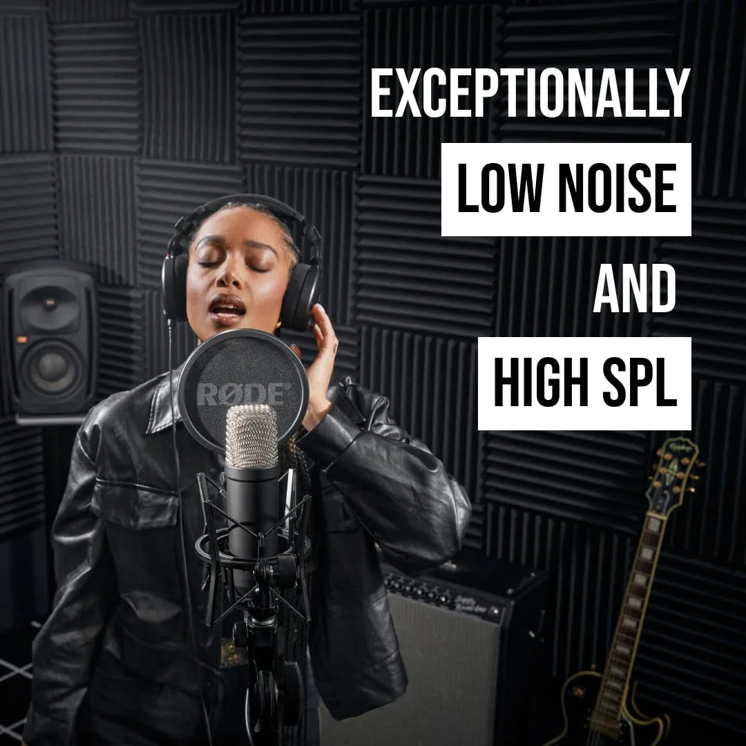 میکروفون کاندنسر دیافراگم بزرگ RØDE NT1 Signature Series به همراه لرزه‌گیر، پاپ فیلتر و کابل XLR برای تولید موسیقی، ضبط وکال، استریمینگ و پادکست (مشکی)