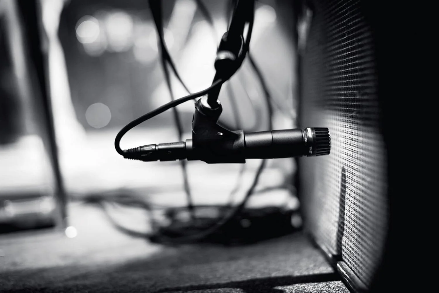 میکروفون ساز Shure SM57، دینامیک، کاردیوئید، آماده استودیو، برای اجرای زنده ساز و ضبط صدای حرفه ای، مشکی میکروفون ساز Shure SM57، دینامیک، کاردیوئید، آماده استودیو، برای اجرای زنده ساز و ضبط صدای حرفه ای، مشکی