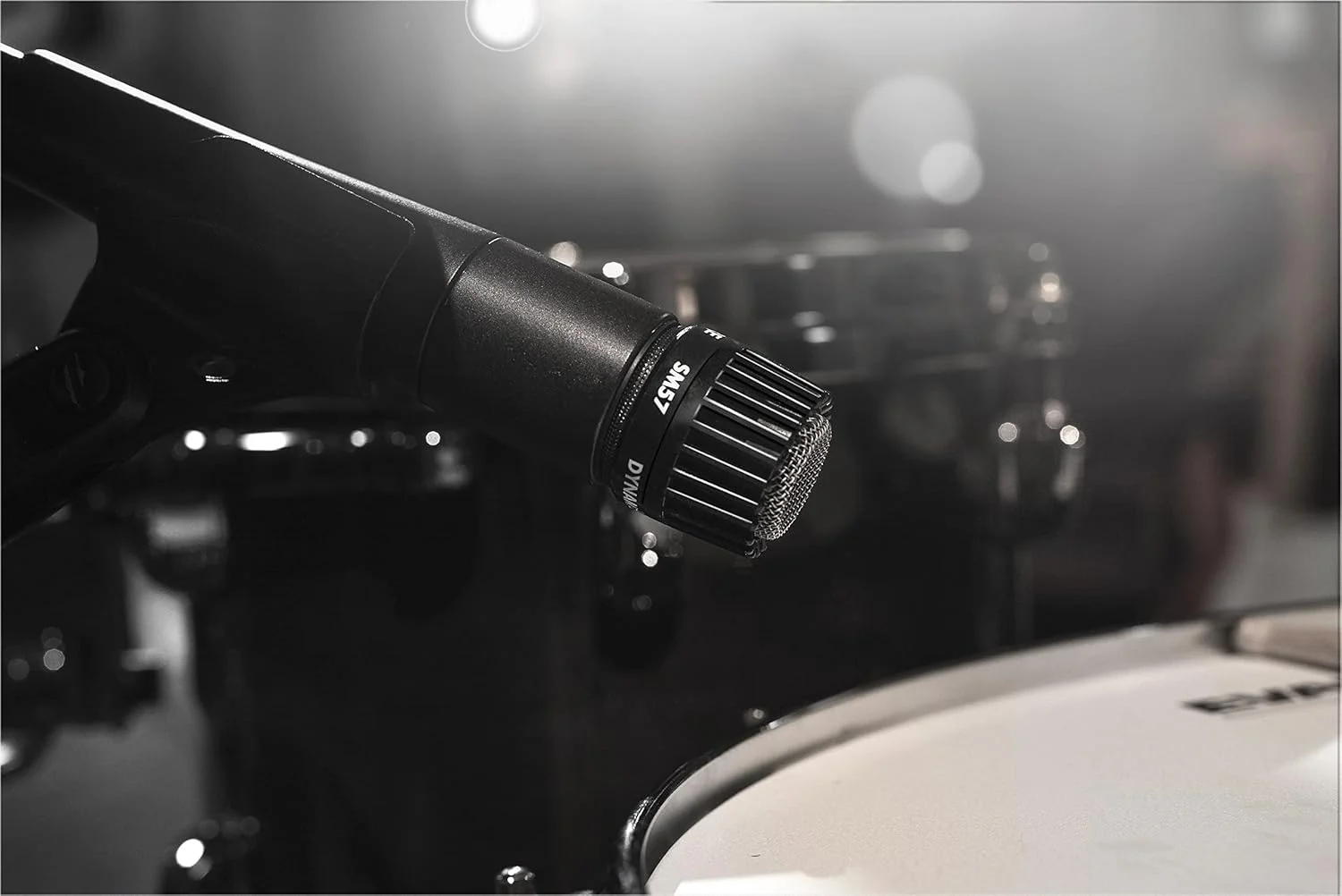 میکروفون ساز Shure SM57، دینامیک، کاردیوئید، آماده استودیو، برای اجرای زنده ساز و ضبط صدای حرفه ای، مشکی میکروفون ساز Shure SM57، دینامیک، کاردیوئید، آماده استودیو، برای اجرای زنده ساز و ضبط صدای حرفه ای، مشکی