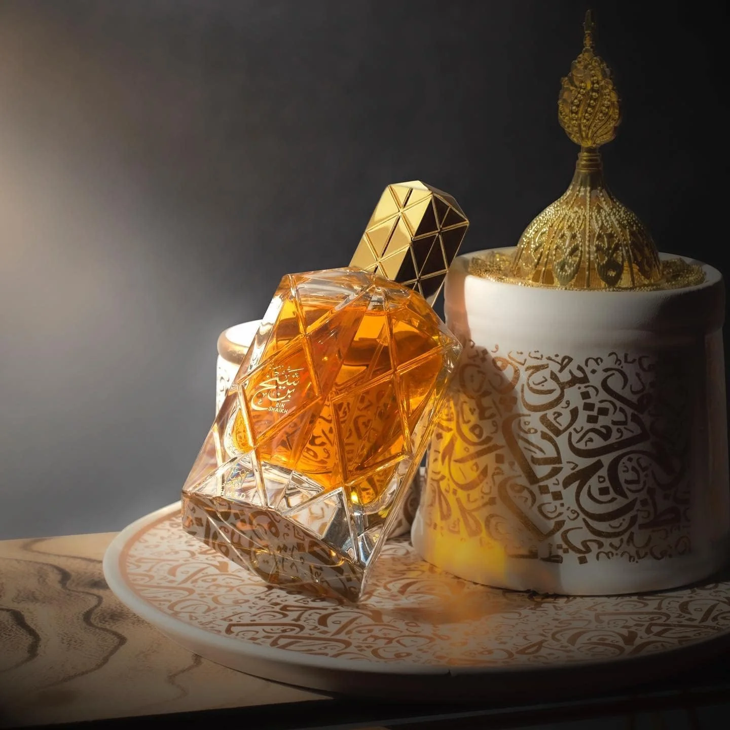 عطر احمد بن شیخ EDP - 90 میلی لیتر (اسپری)، عود ترکیبی یونیسکس با مشخصات قوی، عود گلی بالزامیک برای مردان و زنان. توسط المغربی عود عربی و عطر دبی عطر احمد بن شیخ EDP - 90 میلی لیتر (اسپری)، عود ترکیبی یونیسکس با مشخصات قوی، عود گلی بالزامیک برای مردان و زنان. توسط المغربی عود عربی و عطر دبی