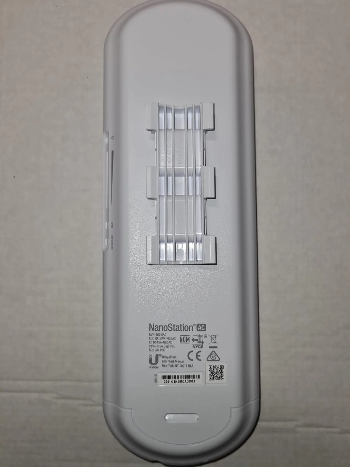 یوبیکیوتی نانو استیشن NSM5، 5 گیگاهرتز، 802.11a/n توان بالا 20 dBm حداقل، 2x2 MIMO AirMax TDMA PoE Station، سفید