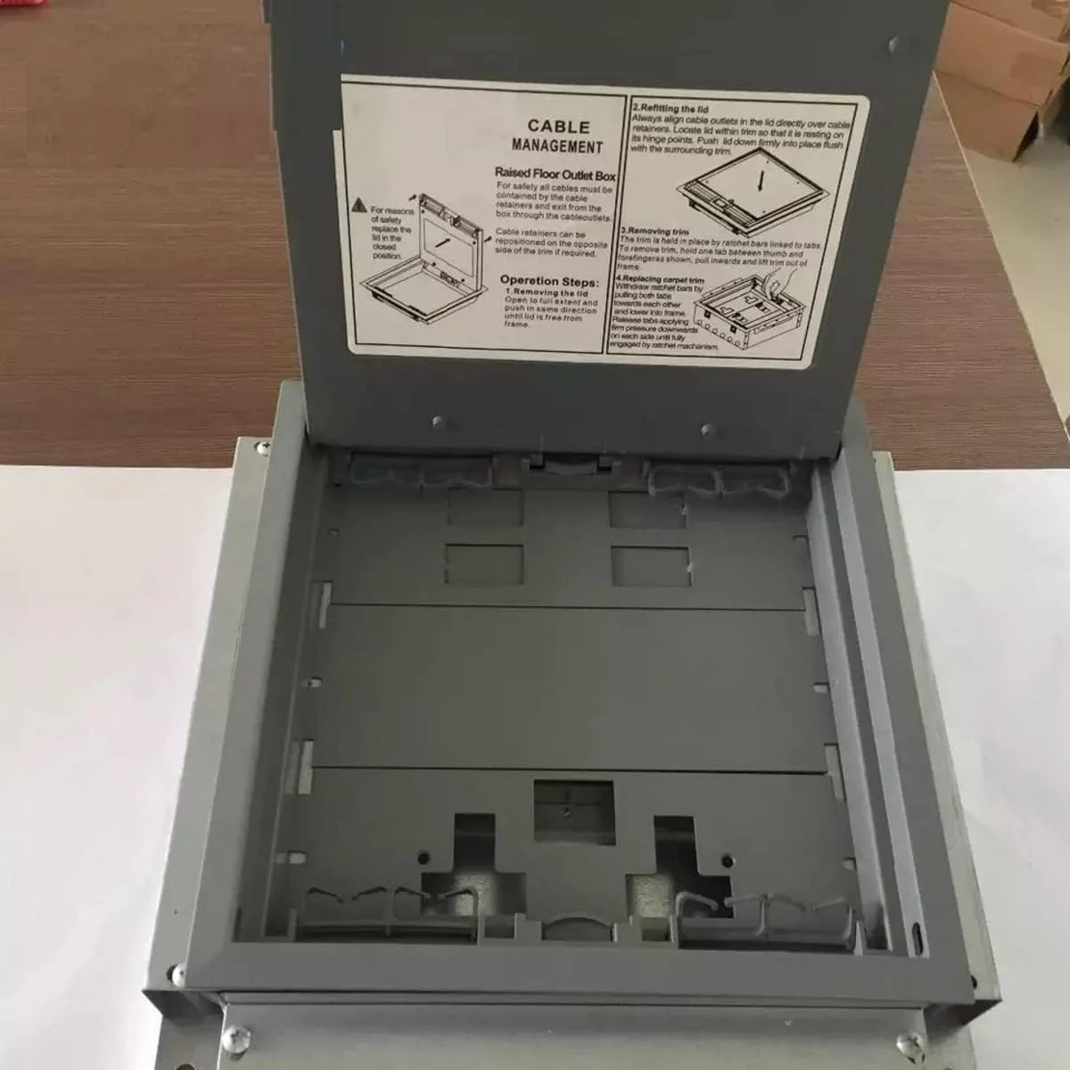 سیستم مدیریت کابل Melfi - جعبه پریز کف کاذب 3 محفظه ای شیک با اتصالات برق و داده قابل تنظیم برای دفاتر، هتل ها و اتاق های کنفرانس