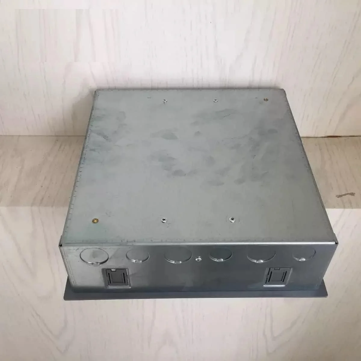 سیستم مدیریت کابل رویال اپکس - جعبه پریز کف کاذب الکتریکی با 3 محفظه سیستم مدیریت کابل رویال اپکس - جعبه پریز کف کاذب الکتریکی با 3 محفظه