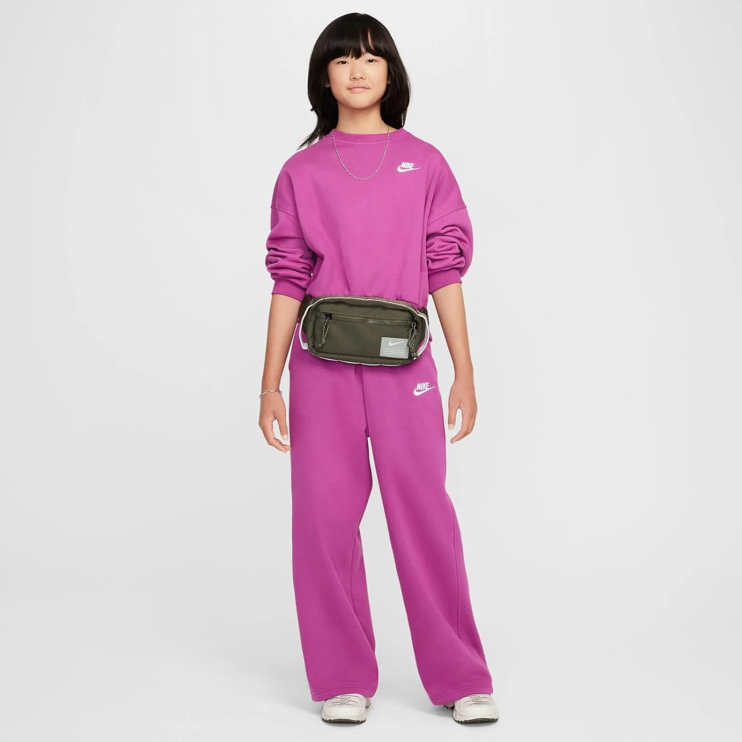 سویشرت دخترانه نایک Sportswear Club Fleece با یقه گرد و مدل جعبهای (دخترانه) سویشرت دخترانه نایک Sportswear Club Fleece با یقه گرد و مدل جعبهای (دخترانه)