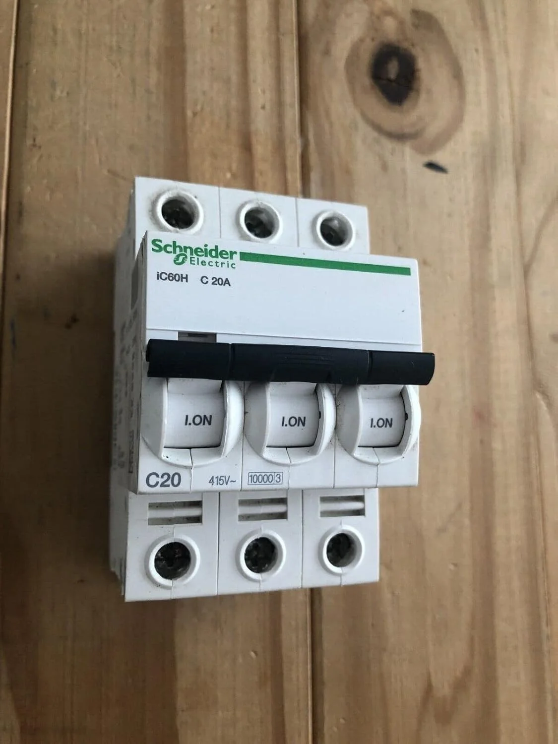کلید مینیاتوری سه پل 20 آمپر تیپ C اشنایدر الکتریک Acti9 iC60H مدل A9F54320 کلید مینیاتوری سه پل 20 آمپر تیپ C اشنایدر الکتریک Acti9 iC60H مدل A9F54320