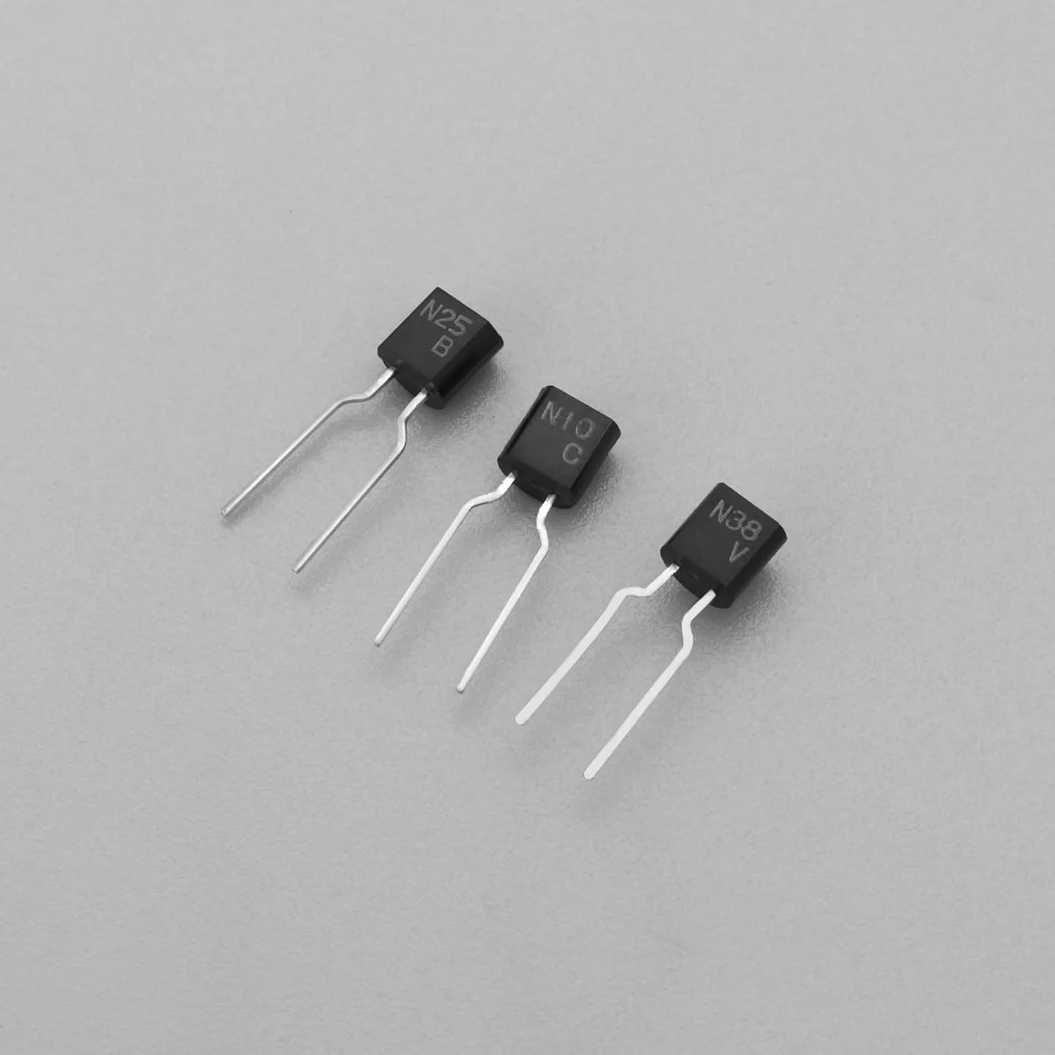 VGOL بسته 10 عددی فیوز نیمه هادی ICP مدل N-10 N-15 N-20 N-25 N-38 TO92 برای مدارهای تا 50 ولت مناسب برای لوازم الکترونیکی مصرفی و اتوماسیون صنعتی (2 عدد از هر مشخصات)