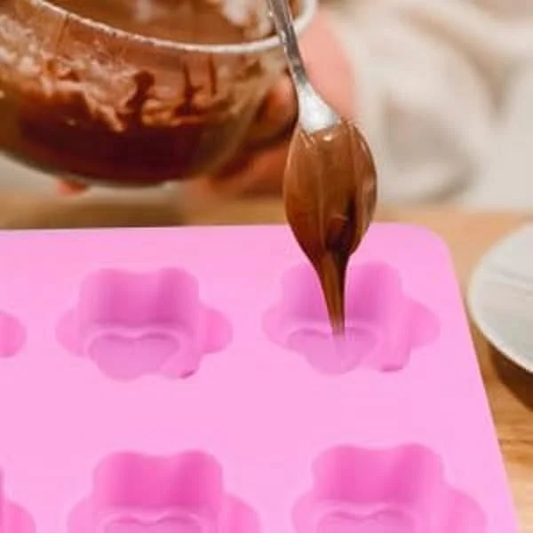 قالب سیلیکونی شکلات، 2 عدد قالب پنجه گربه و توله سگ و استخوان سگ، قالب های سیلیکونی نچسب قابل استفاده مجدد، سینی های مکعب یخ برای ساخت آب نبات، پاستیل، کلوچه، خوراکی های حیوانات خانگی (صورتی و بنفش، یک سایز)