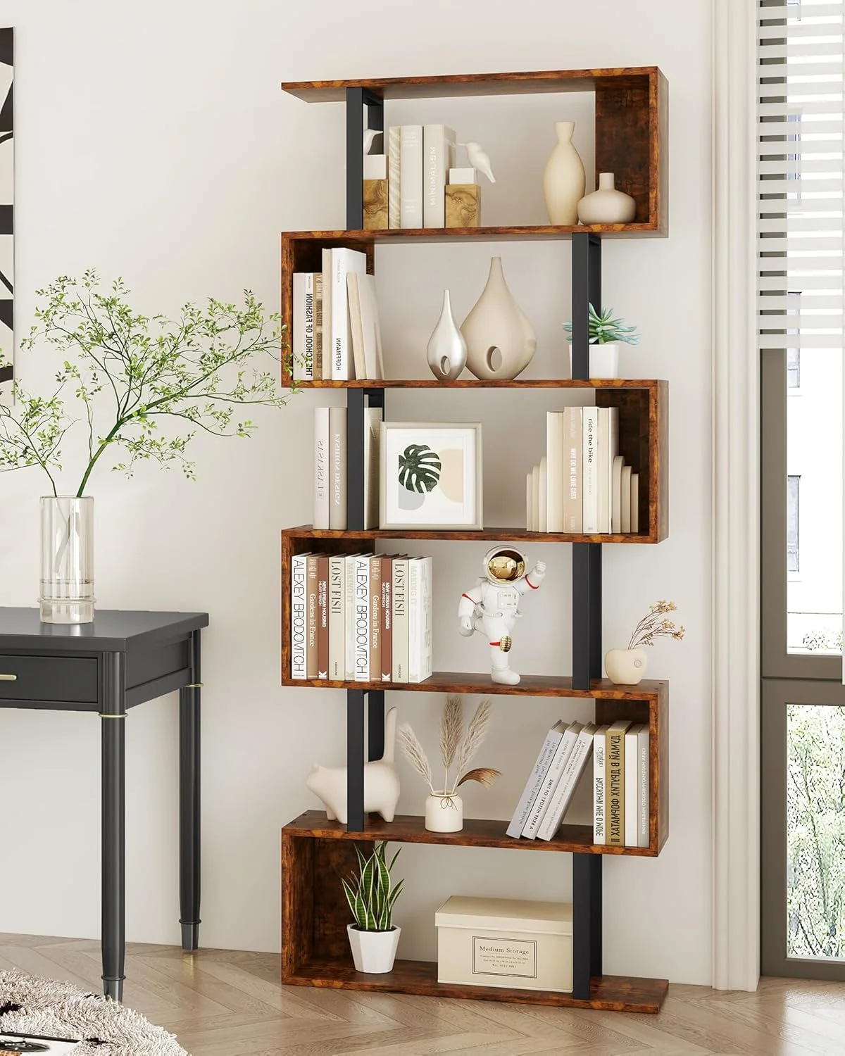 کتابخانه هندسی یوسونگ، قفسه کتاب S شکل 6 طبقه برای اتاق خواب، قفسه نمایشگر تزئینی چوبی مدرن، کتابخانه بلند برای دفتر کار خانگی، قهوه ای و مشکی کتابخانه هندسی یوسونگ، قفسه کتاب S شکل 6 طبقه برای اتاق خواب، قفسه نمایشگر تزئینی چوبی مدرن، کتابخانه بلند برای دفتر کار خانگی، قهوه ای و مشکی