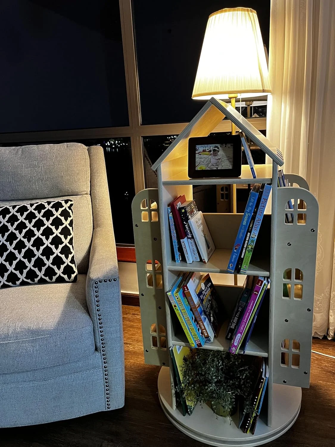 قفسه کتاب Lilys&Layans | قفسه کتابخانه گوشه ای 4 طبقه برای اتاق کودکان | چوب طبیعی، ایستاده | گنجایش 100 کتاب | ذخیره سازی خانگی برای اتاق خواب، اتاق نشیمن، میز مطالعه و نمایش اسباب بازی قفسه کتاب Lilys&Layans | قفسه کتابخانه گوشه ای 4 طبقه برای اتاق کودکان | چوب طبیعی، ایستاده | گنجایش 100 کتاب | ذخیره سازی خانگی برای اتاق خواب، اتاق نشیمن، میز مطالعه و نمایش اسباب بازی