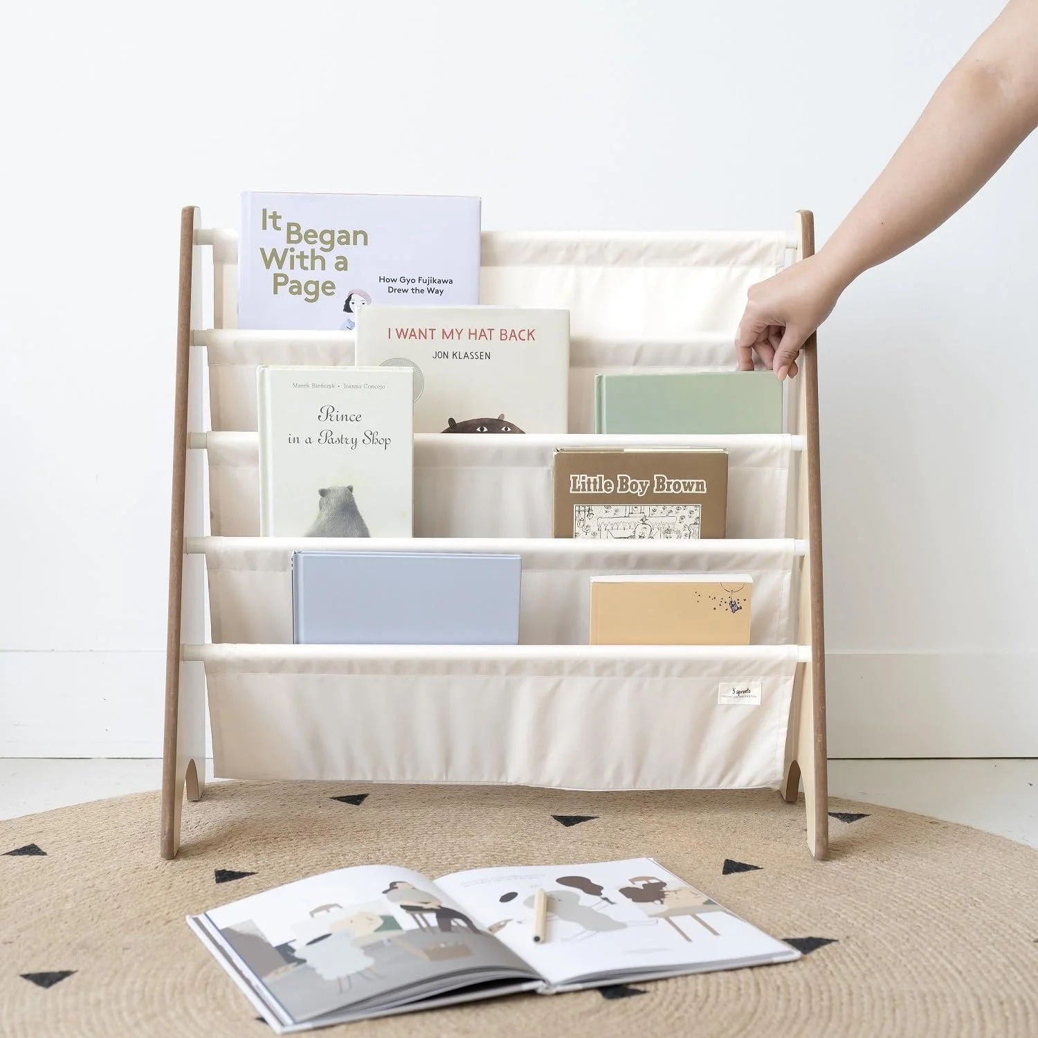 کتابخانه کودک پارچه ای بازیافتی 3 Sprouts - قفسه کتاب آویز 4 طبقه - سازمان دهنده اتاق کودک، اتاق بازی، کلاس درس - قفسه کتاب چوبی کودک - قفسه ذخیره سازی چوبی کتاب برای کودکان نوپا 3 سال به بالا - کرم