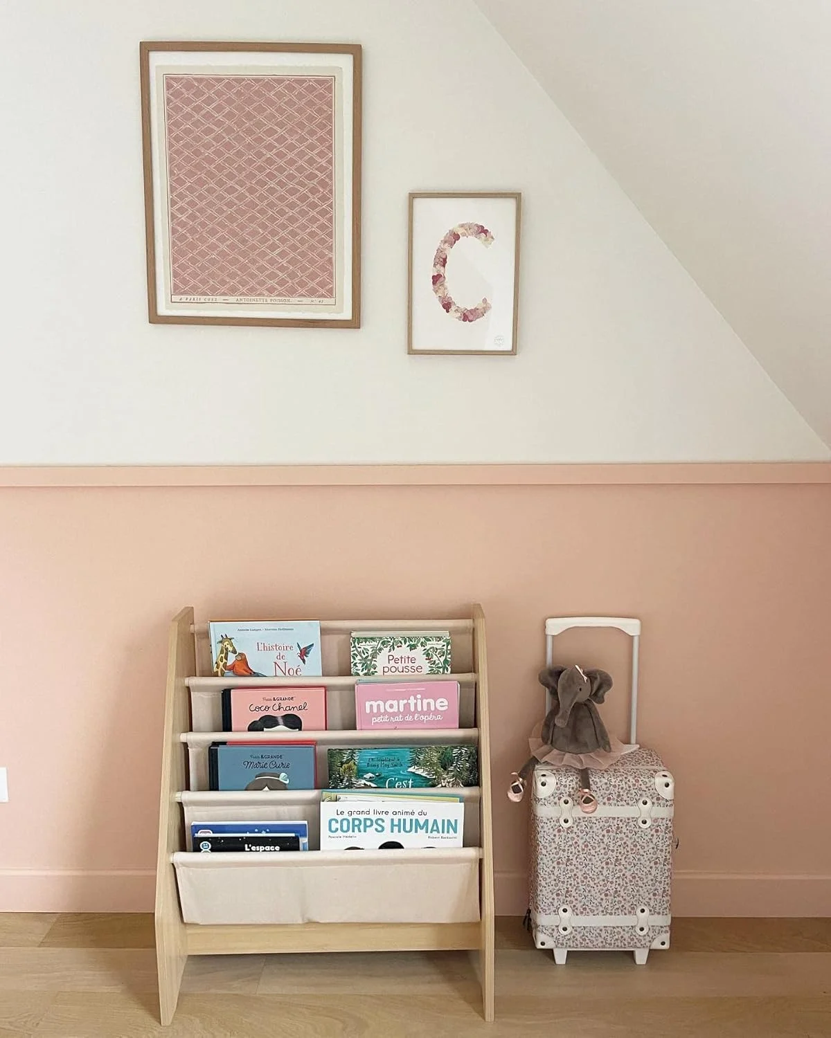 کتابخانه چوبی اسلینگ کودک KidKraft 14221، مبلمان اتاق خواب کودک، قفسه نمایش و قفسه نگهداری کتاب، رنگ های طبیعی کتابخانه چوبی اسلینگ کودک KidKraft 14221، مبلمان اتاق خواب کودک، قفسه نمایش و قفسه نگهداری کتاب، رنگ های طبیعی