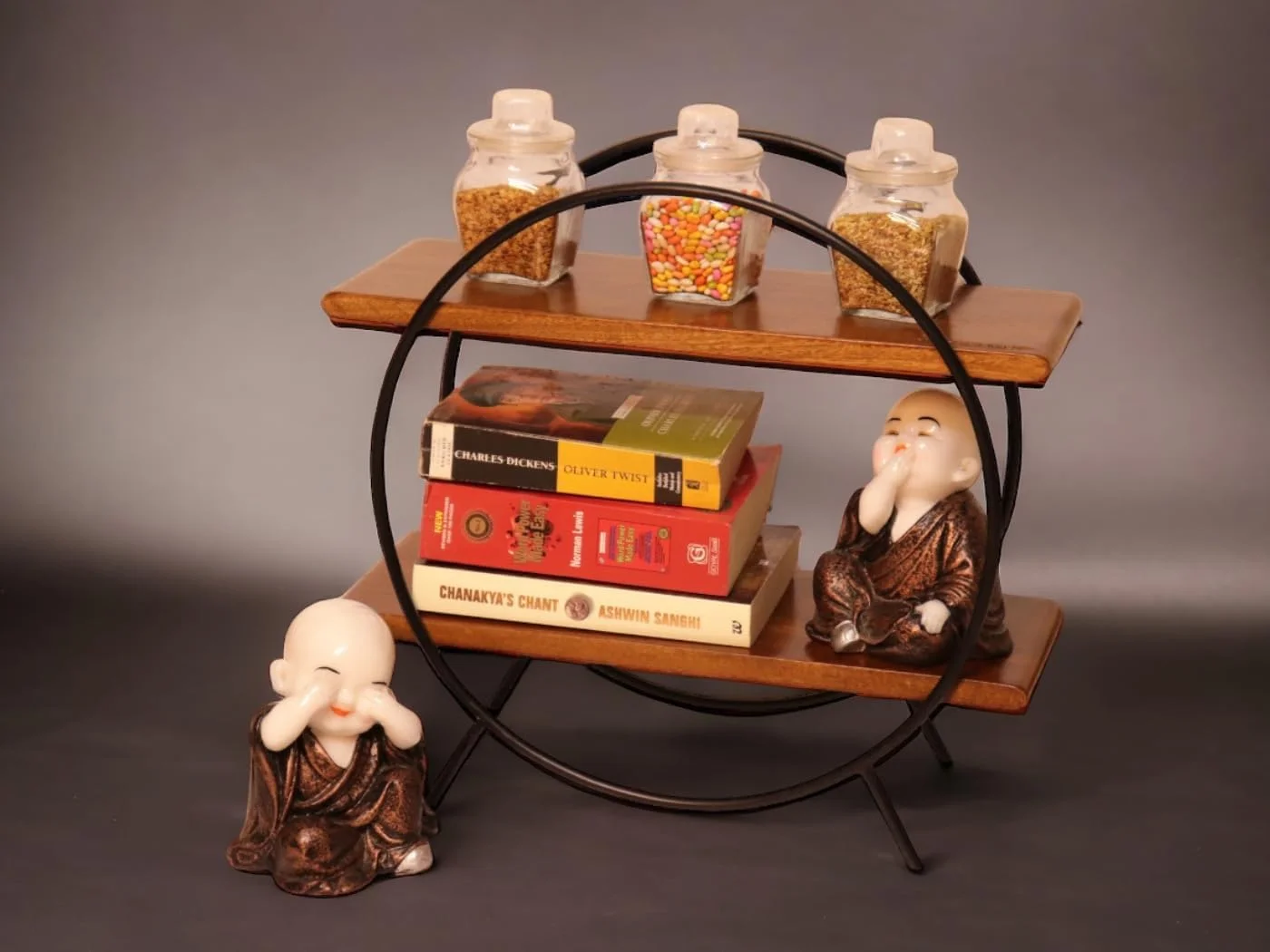 قفسه ارگانایزر گرد خانه و آشپزخانه Vesta Homes / قفسه های ذخیره سازی / قفسه ادویه / ارگانایزر چوبی برای دفتر، اتاق خواب | 40.5 x 16.5 x 37 سانتی متر | چوب انبه و آهن | دست ساز هند قفسه ارگانایزر گرد خانه و آشپزخانه Vesta Homes / قفسه های ذخیره سازی / قفسه ادویه / ارگانایزر چوبی برای دفتر، اتاق خواب | 40.5 x 16.5 x 37 سانتی متر | چوب انبه و آهن | دست ساز هند