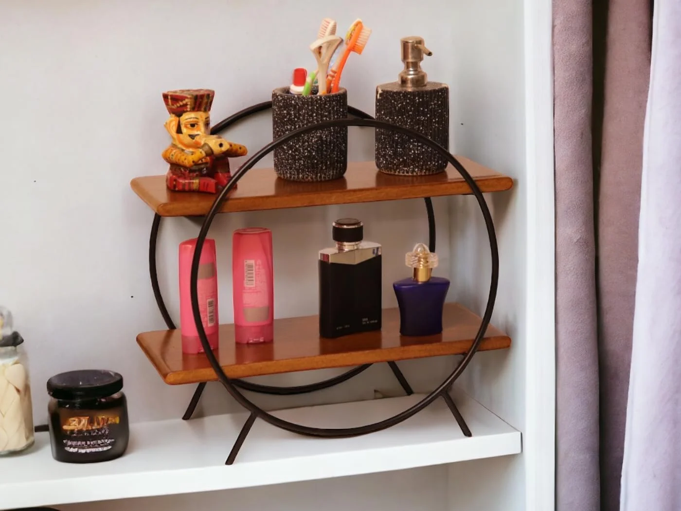 قفسه ارگانایزر گرد خانه و آشپزخانه Vesta Homes / قفسه های ذخیره سازی / قفسه ادویه / ارگانایزر چوبی برای دفتر، اتاق خواب | 40.5 x 16.5 x 37 سانتی متر | چوب انبه و آهن | دست ساز هند قفسه ارگانایزر گرد خانه و آشپزخانه Vesta Homes / قفسه های ذخیره سازی / قفسه ادویه / ارگانایزر چوبی برای دفتر، اتاق خواب | 40.5 x 16.5 x 37 سانتی متر | چوب انبه و آهن | دست ساز هند