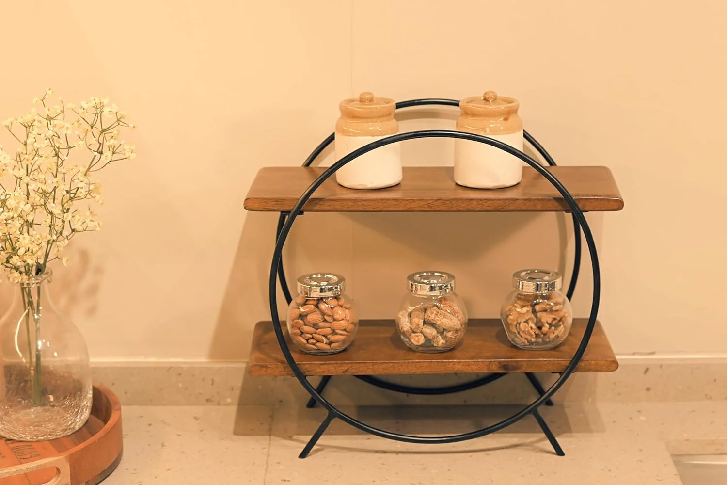 قفسه ارگانایزر گرد خانه و آشپزخانه Vesta Homes / قفسه های ذخیره سازی / قفسه ادویه / ارگانایزر چوبی برای دفتر، اتاق خواب | 40.5 x 16.5 x 37 سانتی متر | چوب انبه و آهن | دست ساز هند قفسه ارگانایزر گرد خانه و آشپزخانه Vesta Homes / قفسه های ذخیره سازی / قفسه ادویه / ارگانایزر چوبی برای دفتر، اتاق خواب | 40.5 x 16.5 x 37 سانتی متر | چوب انبه و آهن | دست ساز هند