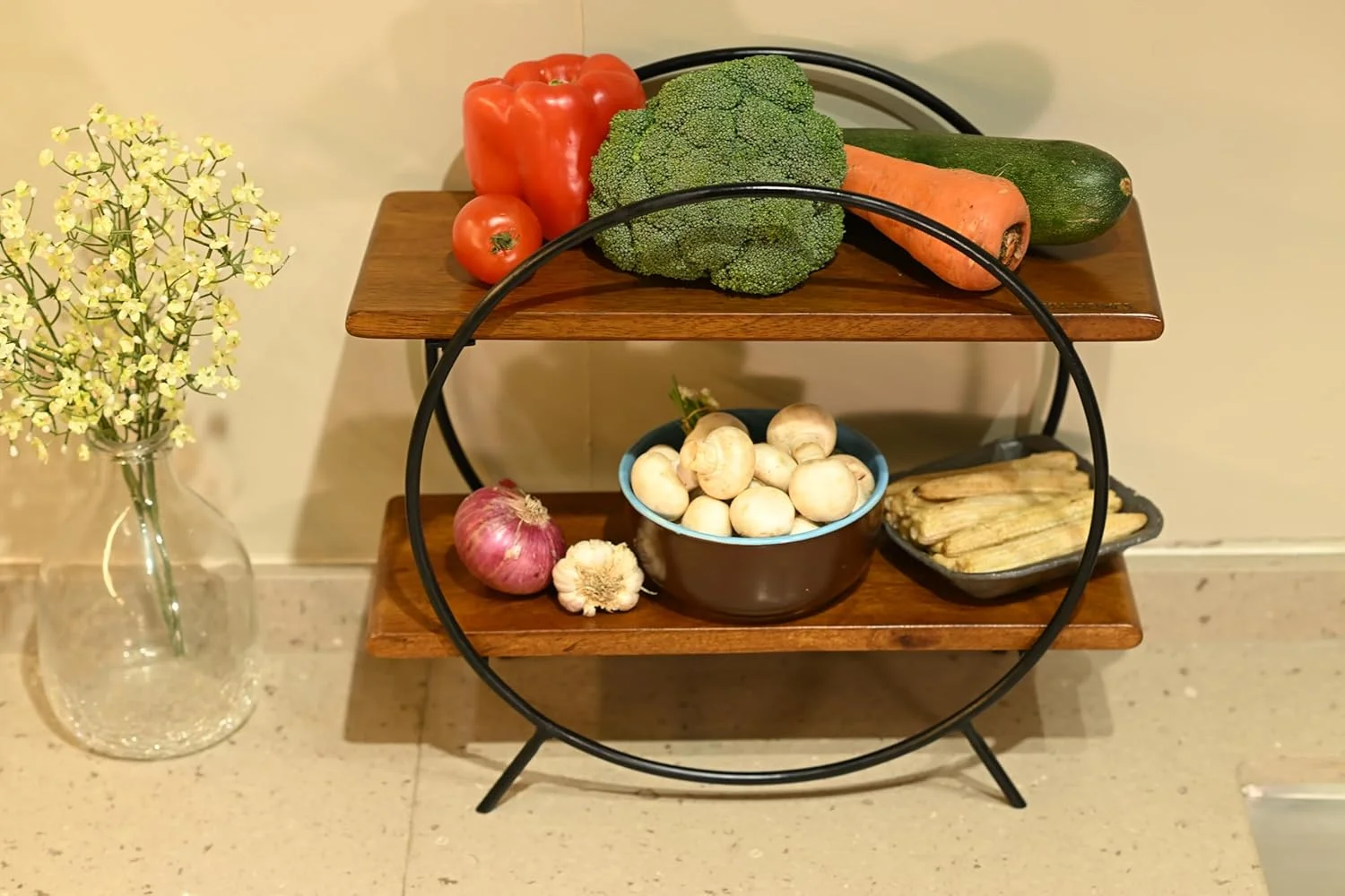 قفسه ارگانایزر گرد خانه و آشپزخانه Vesta Homes / قفسه های ذخیره سازی / قفسه ادویه / ارگانایزر چوبی برای دفتر، اتاق خواب | 40.5 x 16.5 x 37 سانتی متر | چوب انبه و آهن | دست ساز هند قفسه ارگانایزر گرد خانه و آشپزخانه Vesta Homes / قفسه های ذخیره سازی / قفسه ادویه / ارگانایزر چوبی برای دفتر، اتاق خواب | 40.5 x 16.5 x 37 سانتی متر | چوب انبه و آهن | دست ساز هند