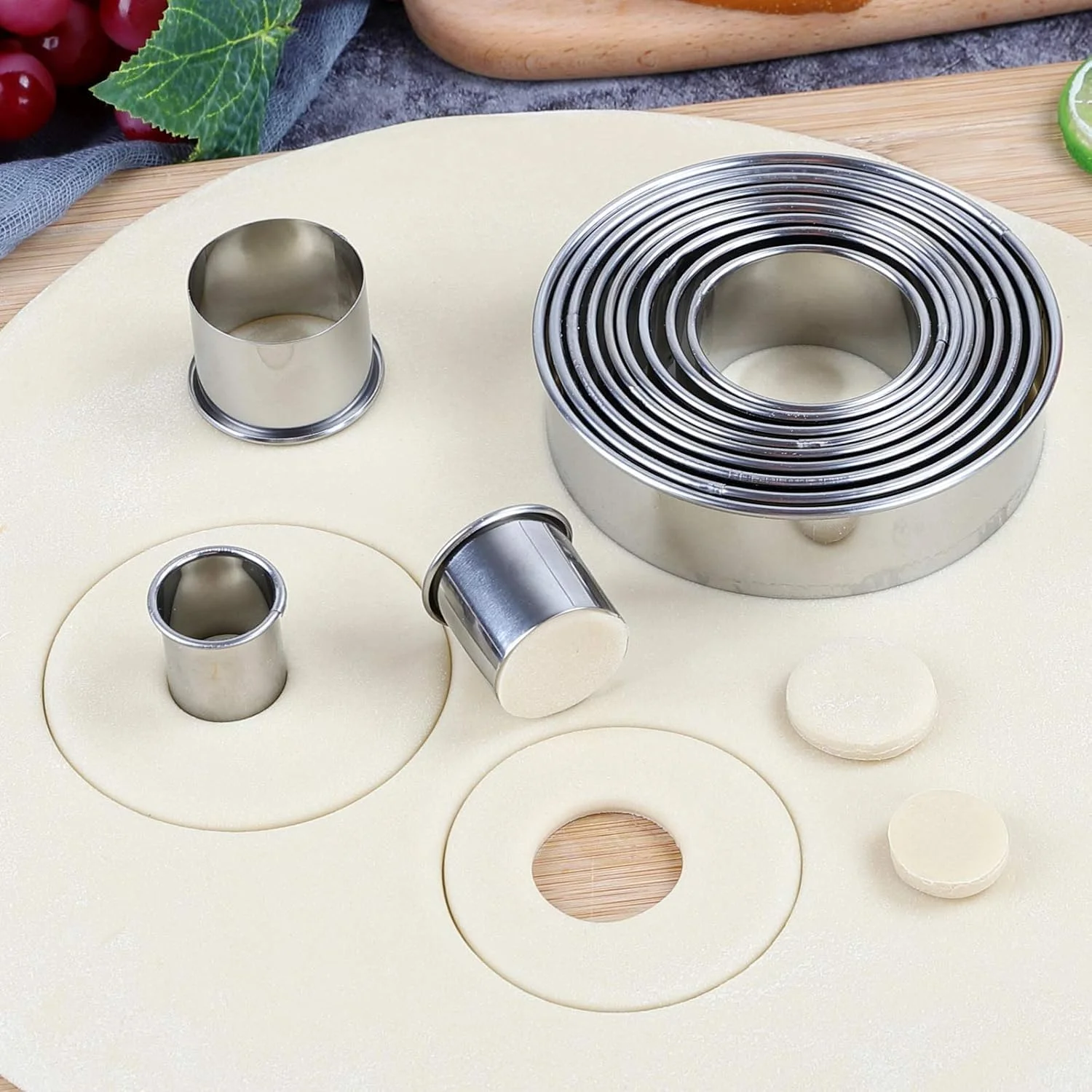 ست 12 عددی قالب گرد شیرینی پزی، قالب های برش بیسکویت دایره ای از جنس استیل ضد زنگ برای کیک، اسکن، حلقه های فلزی پخت دایره ای، ست قالب های برش دونات شیرینی، 12 قطر مختلف و ارتفاع 3 سانتی متر ست 12 عددی قالب گرد شیرینی پزی، قالب های برش بیسکویت دایره ای از جنس استیل ضد زنگ برای کیک، اسکن، حلقه های فلزی پخت دایره ای، ست قالب های برش دونات شیرینی، 12 قطر مختلف و ارتفاع 3 سانتی متر