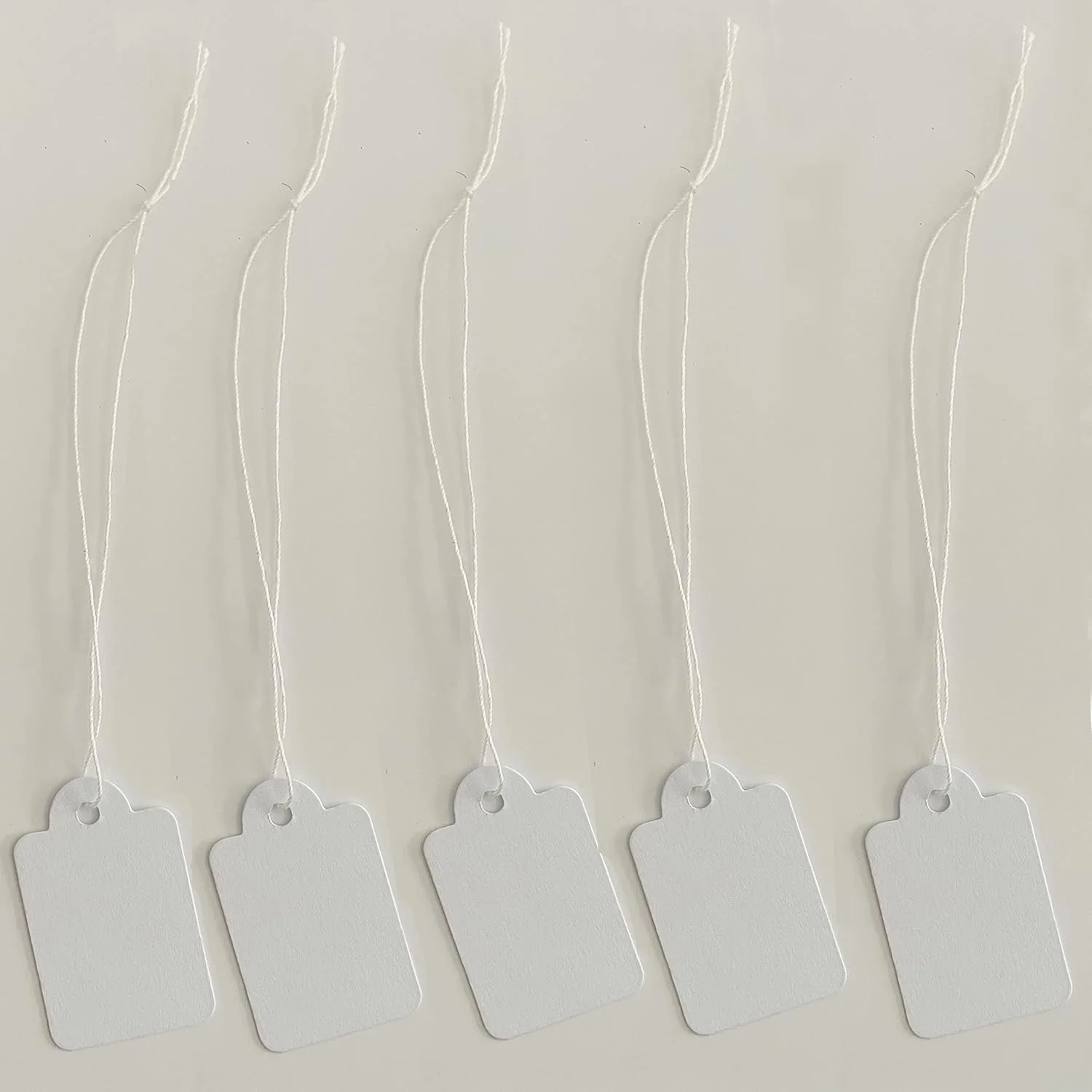 برچسب قیمت HBSTUDIO با نخ متصل، برچسب سفید علامت گذاری، برچسب های کاغذی کوچک قیمت، برچسب آویز لباس، برچسب های خالی برای قیمت گذاری جواهرات، حراج حیاط، خرده فروشی (500 عدد)