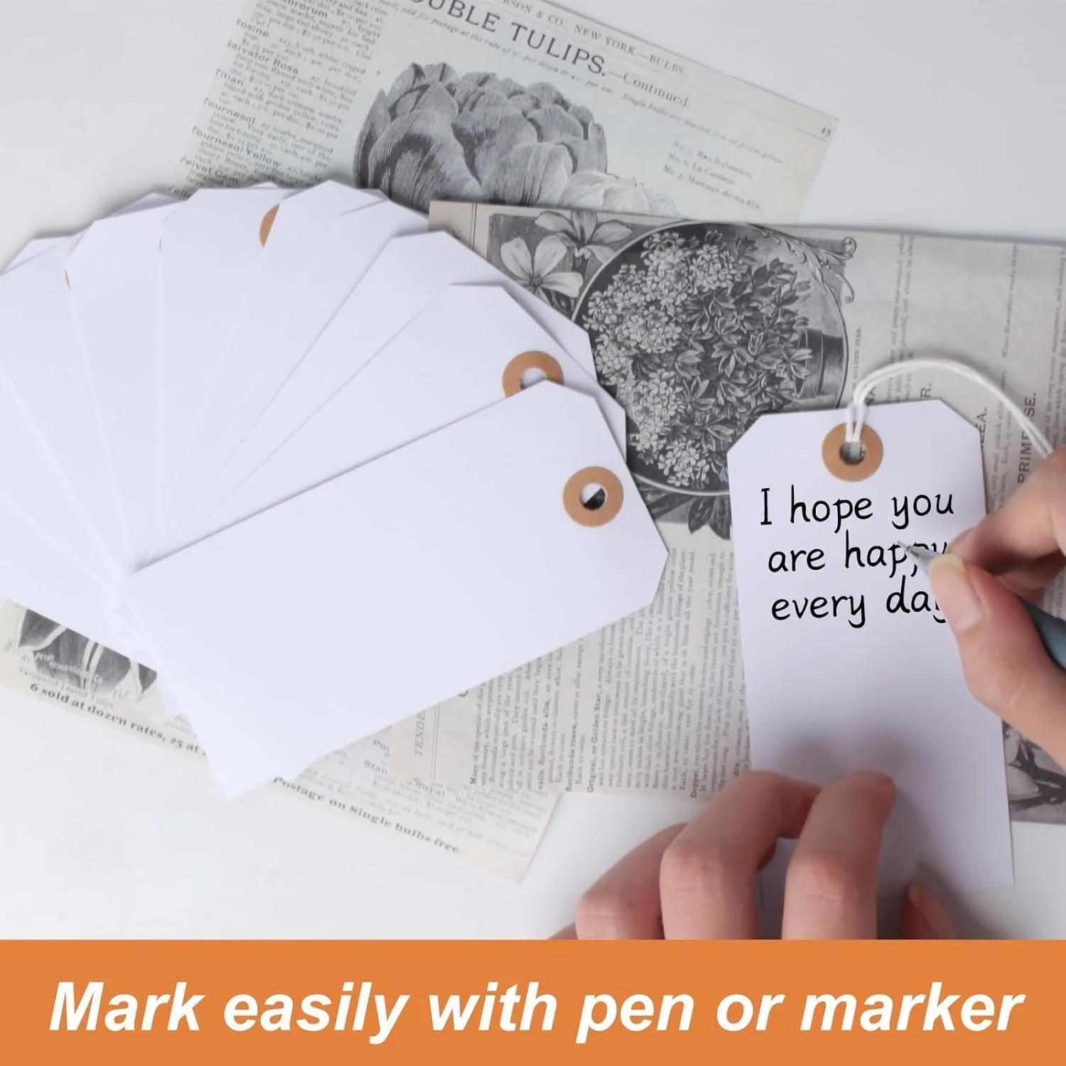 برچسب قیمت 100 عددی Sagreeny با نخ - 7x3.5 سانتی متر برچسب های کاغذی آویز سفید، نخ الاستیک متصل، سوراخ تقویت شده، قابل نوشتن برای موجودی، هدیه، جواهرات، نمایش لباس