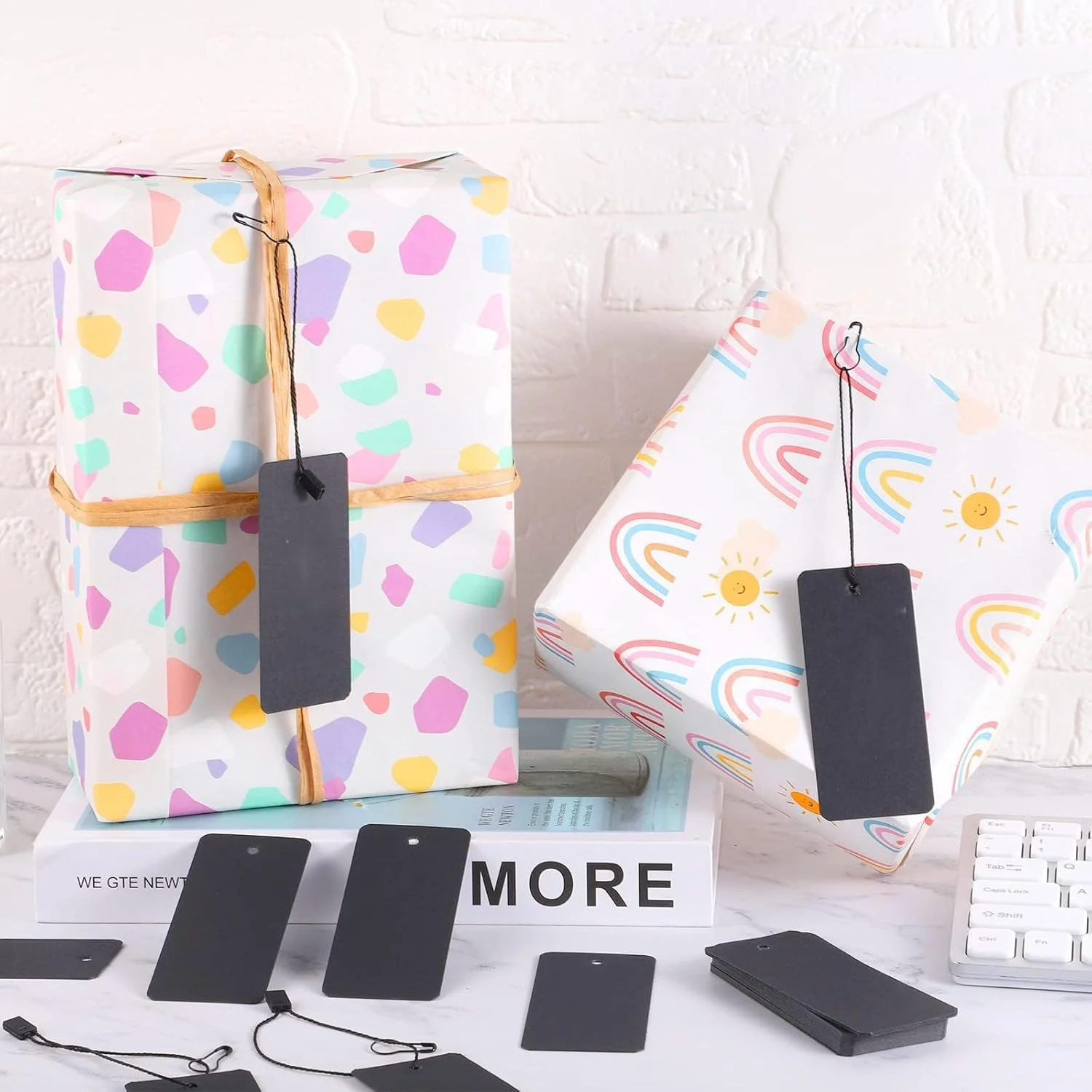 مجموعه 300 عددی برچسب قیمت مشکی خزنا با نخ الاستیک و سنجاق قفلی، برچسب لباس سفارشی، برچسب آویز کاغذی کرافت مشکی، برچسب محصول نخی برای نمایش لباس و صنایع دستی (1.57" x 3.54")