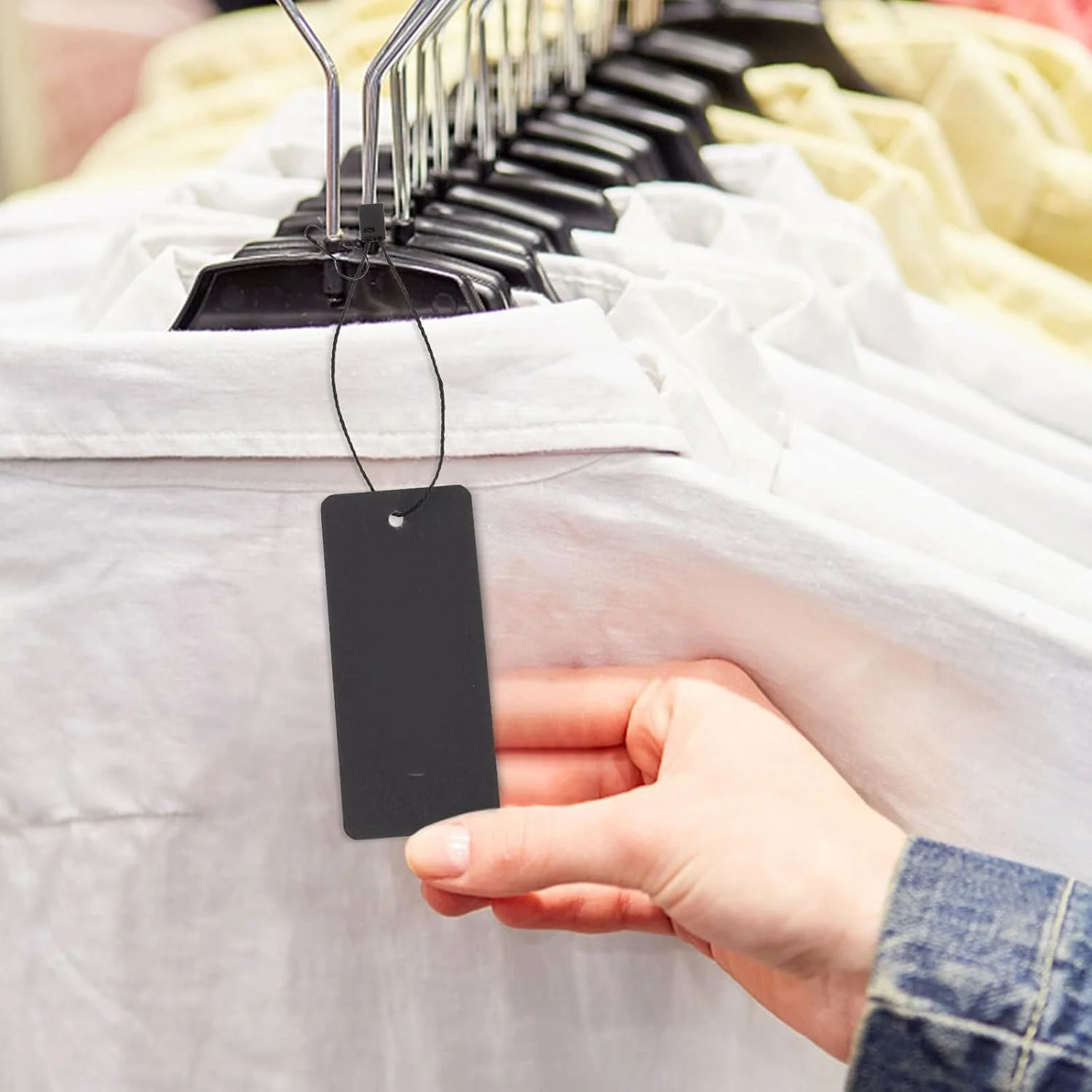 مجموعه 300 عددی برچسب قیمت مشکی خزنا با نخ الاستیک و سنجاق قفلی، برچسب لباس سفارشی، برچسب آویز کاغذی کرافت مشکی، برچسب محصول نخی برای نمایش لباس و صنایع دستی (1.57" x 3.54")