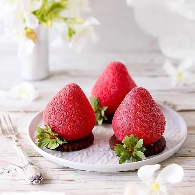 قالب سیلیکونی طرح توت فرنگی سه بعدی ChicAbode برای کیک موس، قالب های سیلیکونی برای شکلات، قالب دسر فرانسوی برای شیرینی شکلاتی، قالب های پخت و پز غیر چسبنده و قابل استفاده مجدد با قابلیت جدا شدن آسان (15 حفره) قالب سیلیکونی طرح توت فرنگی سه بعدی ChicAbode برای کیک موس، قالب های سیلیکونی برای شکلات، قالب دسر فرانسوی برای شیرینی شکلاتی، قالب های پخت و پز غیر چسبنده و قابل استفاده مجدد با قابلیت جدا شدن آسان (15 حفره)