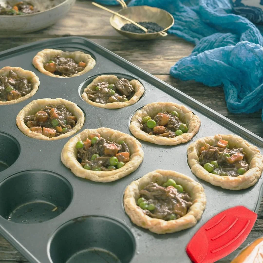 قالب مافین 12 تایی Boxiki Kitchen با لاینرهای سیلیکونی مافین. قالب کیک حرفه ای برای پخت قالب مافین، قالب مافین کوچک نچسب فولادی قالب مافین 12 تایی Boxiki Kitchen با لاینرهای سیلیکونی مافین. قالب کیک حرفه ای برای پخت قالب مافین، قالب مافین کوچک نچسب فولادی