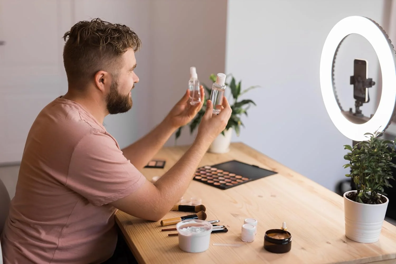 رینگ لایت LED گرین لاین GLR-14 - نور سفید/خنثی/گرم - کم نور شدن بدون پله - کنترل USB - سه پایه قابل تنظیم - چرخش 360 درجه - 192 مهره لامپ LED - اندازه محصول: 36 * 2.6 * 36 سانتی متر - دنده نور: 10