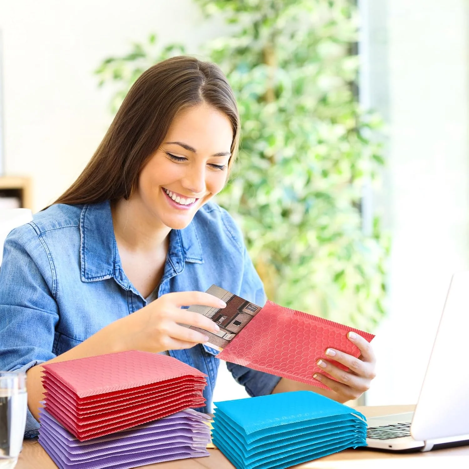 بسته 162 عددی پاکت پستی حبابدار Henoyso سایز 4x6 اینچ، پاکت های پستی پلی اتیلن عمده چسب دار خود چسب، کیسه های پستی بالشتکی، پاکت های بسته بندی ضد آب برای بسته بندی پستی تجاری