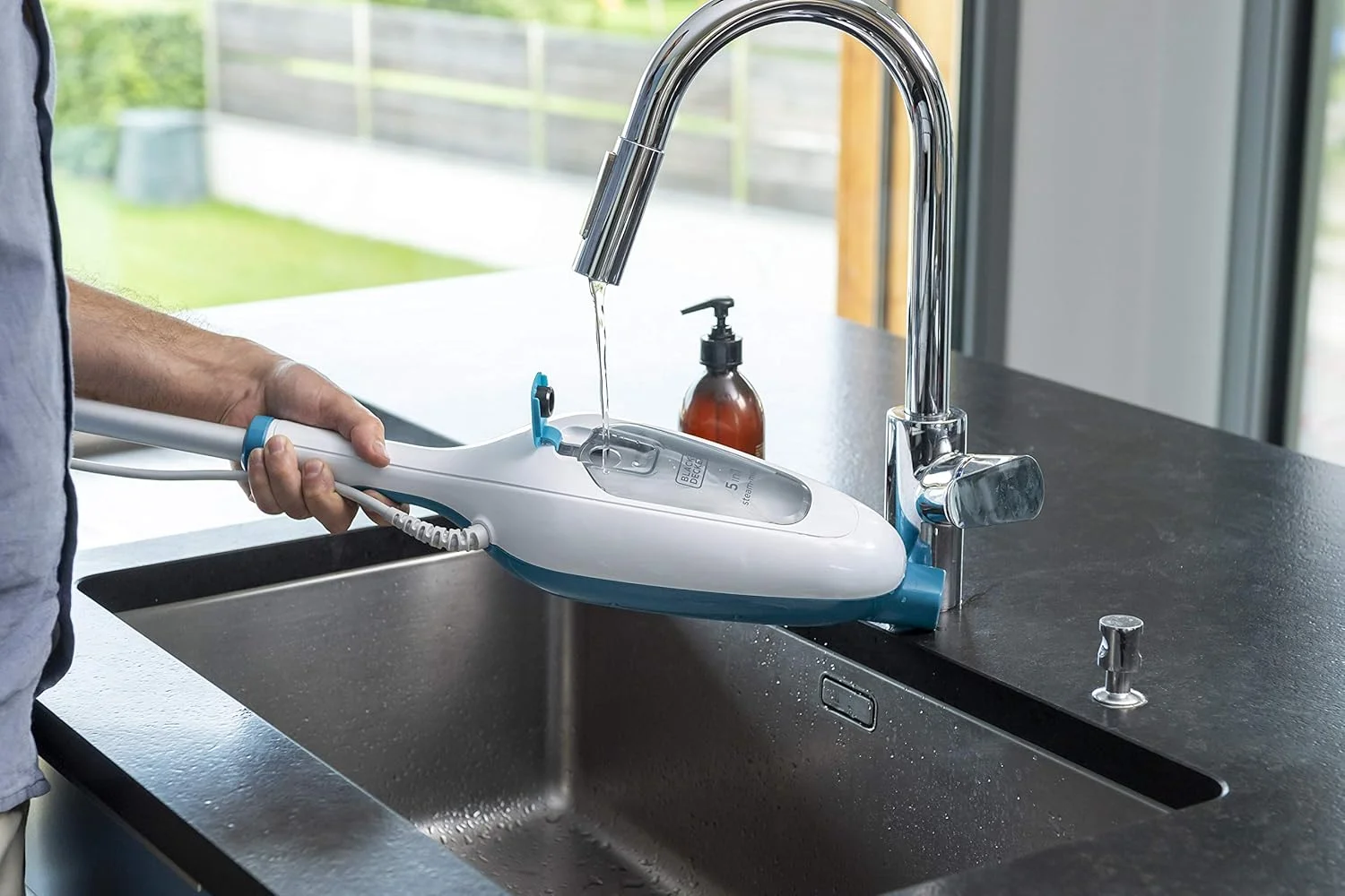 بخارشوی چند منظوره 10 در 1 بلک اند دکر مدل FSMH13E10-QS (1300 وات، تمیز کننده بخار برای نظافت بهداشتی، مجموعه لوازم جانبی بزرگ + بخارشوی دستی قابل جدا شدن، استفاده آسان)