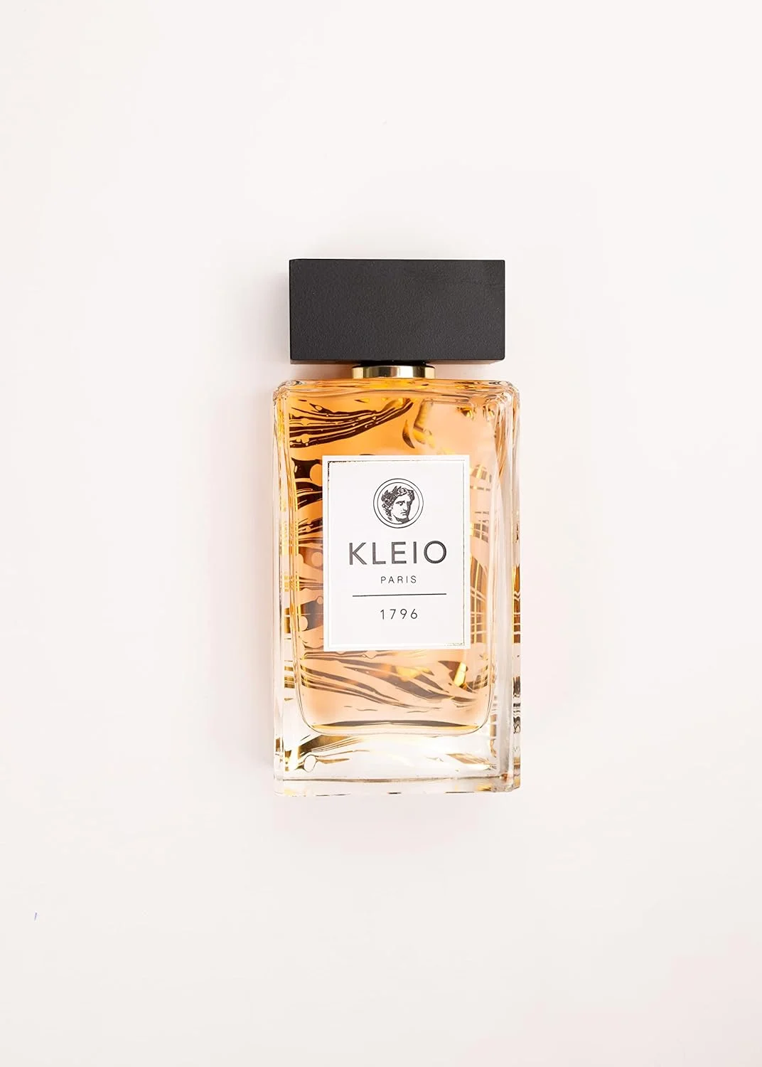 ادکلن کلیو پاریس 1796 EDP 100ml، ترکیبی فریبنده از ترنج تند، مریم گلی، چوب سدر و مشک با ردی گرم و ماندگار از وانیل و عنبر.