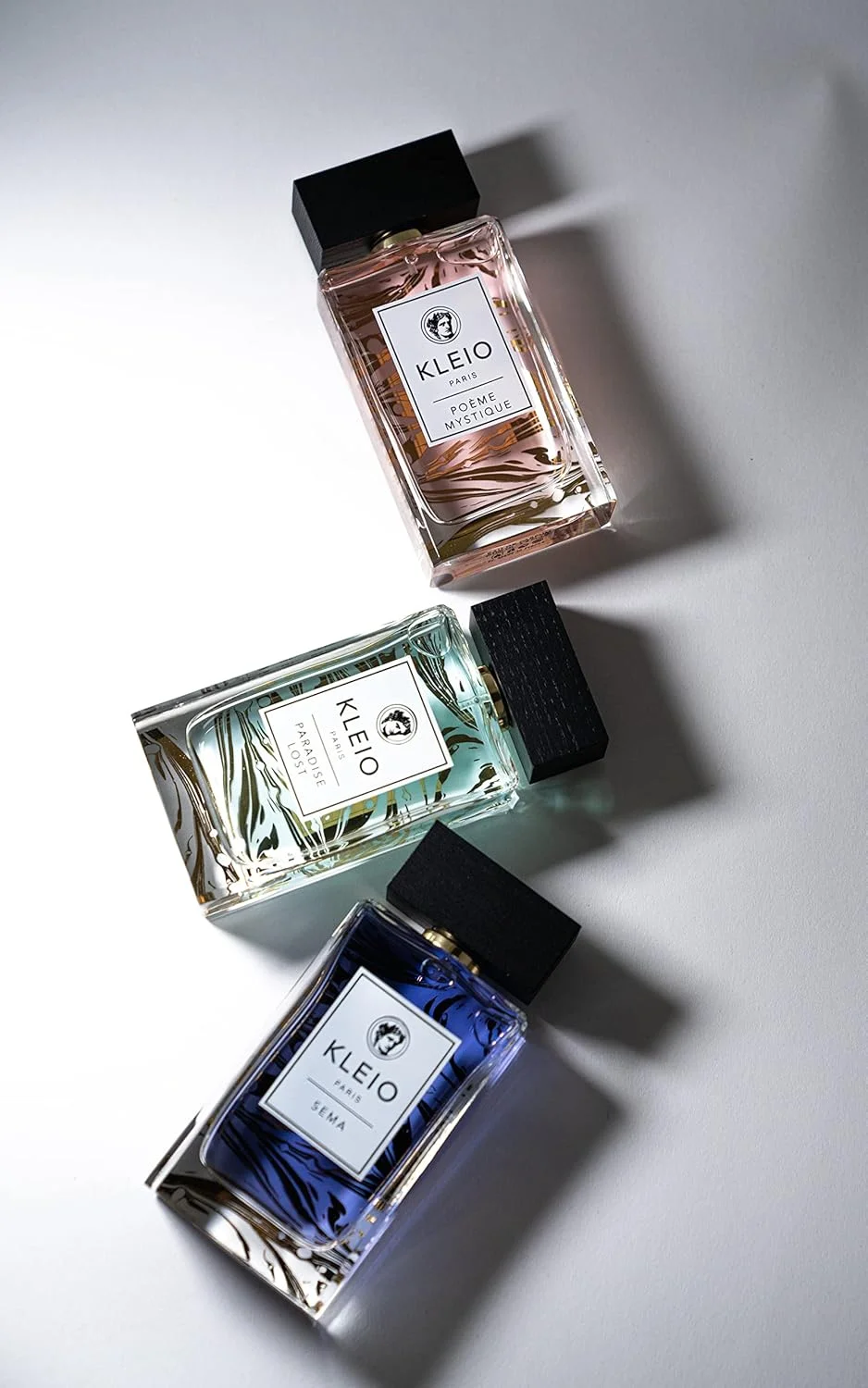 ادکلن کلیو پاریس 1796 EDP 100ml، ترکیبی فریبنده از ترنج تند، مریم گلی، چوب سدر و مشک با ردی گرم و ماندگار از وانیل و عنبر.