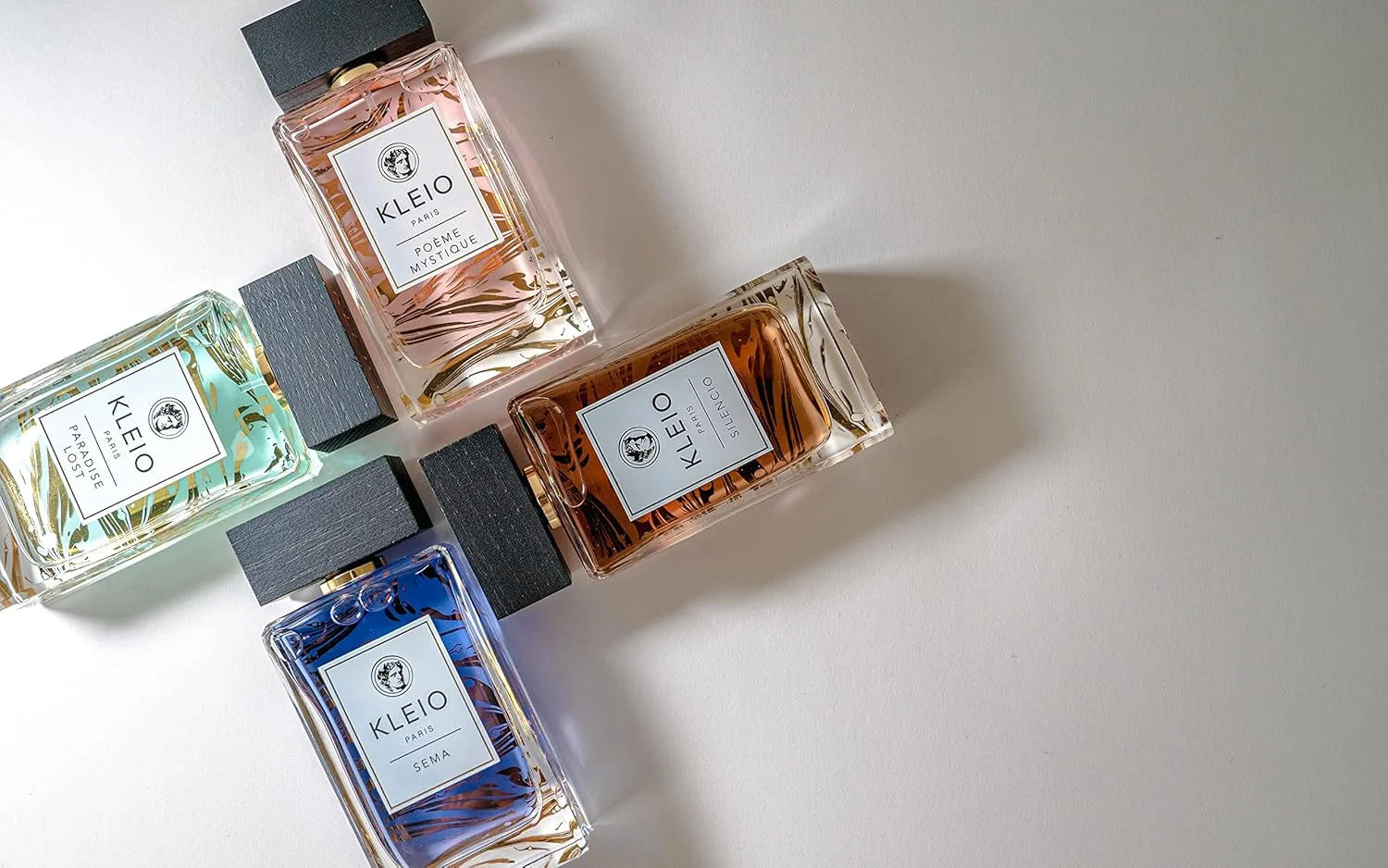 ادکلن کلیو پاریس 1796 EDP 100ml، ترکیبی فریبنده از ترنج تند، مریم گلی، چوب سدر و مشک با ردی گرم و ماندگار از وانیل و عنبر.