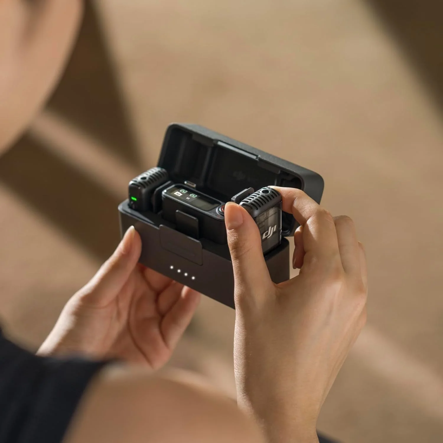 میکروفون بی‌سیم DJI Mic 2 (شامل 2 فرستنده + 1 گیرنده + جعبه شارژ)، میکروفون بی‌سیم، حذف نویز هوشمند، ضبط داخلی 32 بیتی شناور، برد 250 متری (820 فوت) - نسخه امارات با پشتیبانی گارانتی رسمی DJI