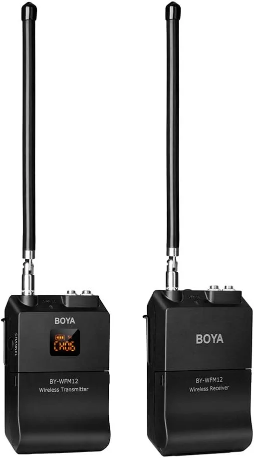 میکروفون بی‌سیم VHF مدل Entweg BY-WFM12 به همراه فرستنده، گیرنده و میکروفون یقه‌ای Omni-directional، دارای 12 فرکانس قابل تنظیم و جک 3.5 میلی‌متری برای تلفن‌های هوشمند، دوربین‌های DSLR، دوربین فیلمبرداری و صدا