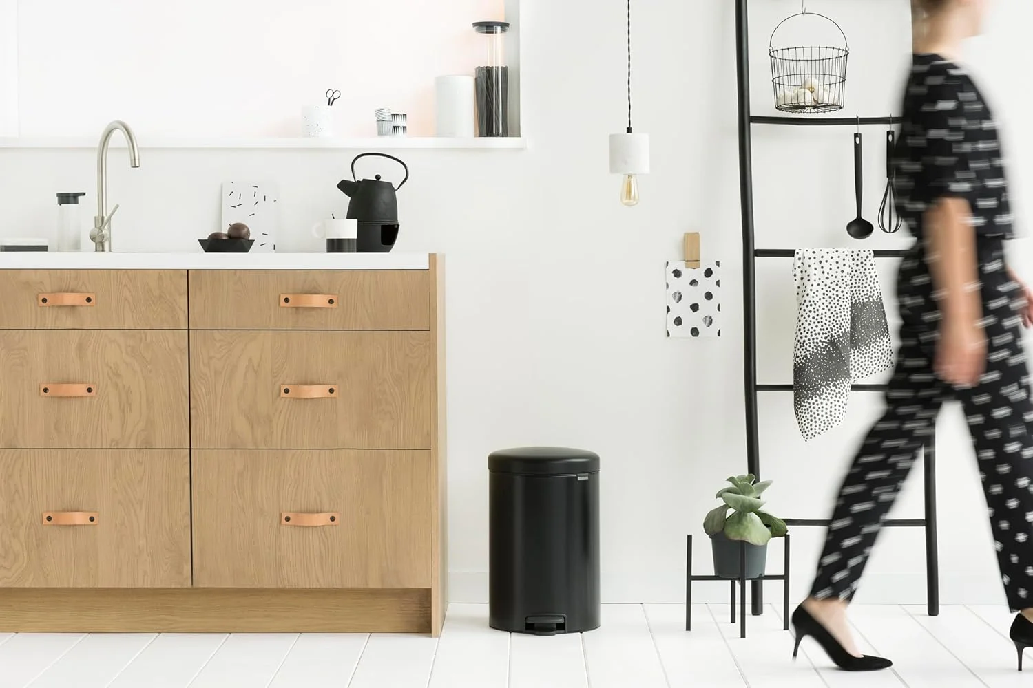 سطل زباله پدالی برابانتیا مدل 114106، حجم 20 لیتر، مشکی مات سطل زباله پدالی برابانتیا مدل 114106، حجم 20 لیتر، مشکی مات