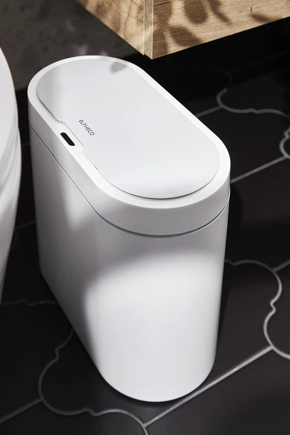 سطل زباله حمام ELPHECO، سطل زباله کوچک حسگر حرکتی ضد آب 2.5 گالن با درب، سطل زباله باریک پلاستیکی اتوماتیک 9.5 لیتری برای اتاق خواب، سطل زباله اداری، سفید