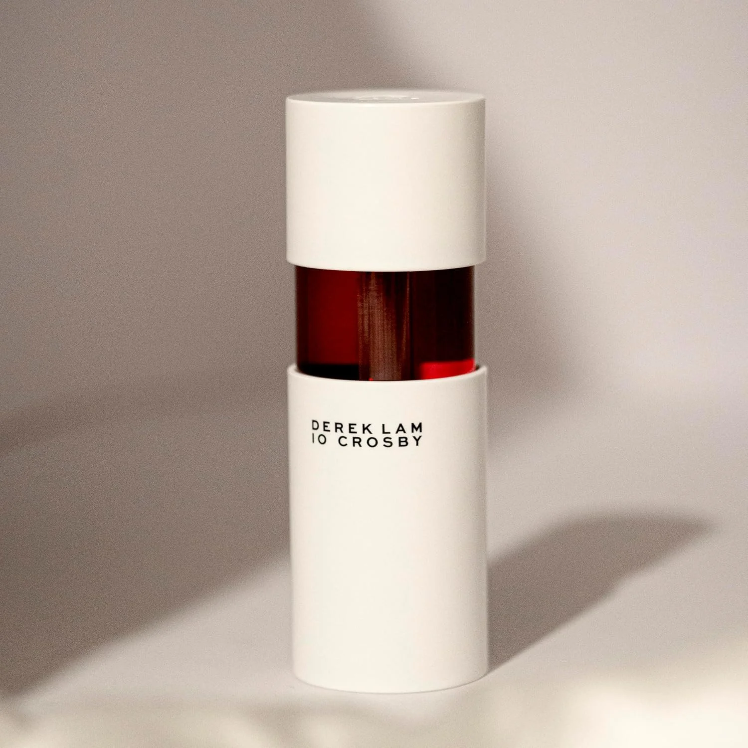 درک لام 10 کراسبی - 2AM Kiss - ادو پرفیوم 100 میلی لیتری - عطر زنانه - رایحه چوبی و کهربا - اسپری عطر با رایحه انجیر شیرین، دارچین تند و آکوردهای کارامل گرم