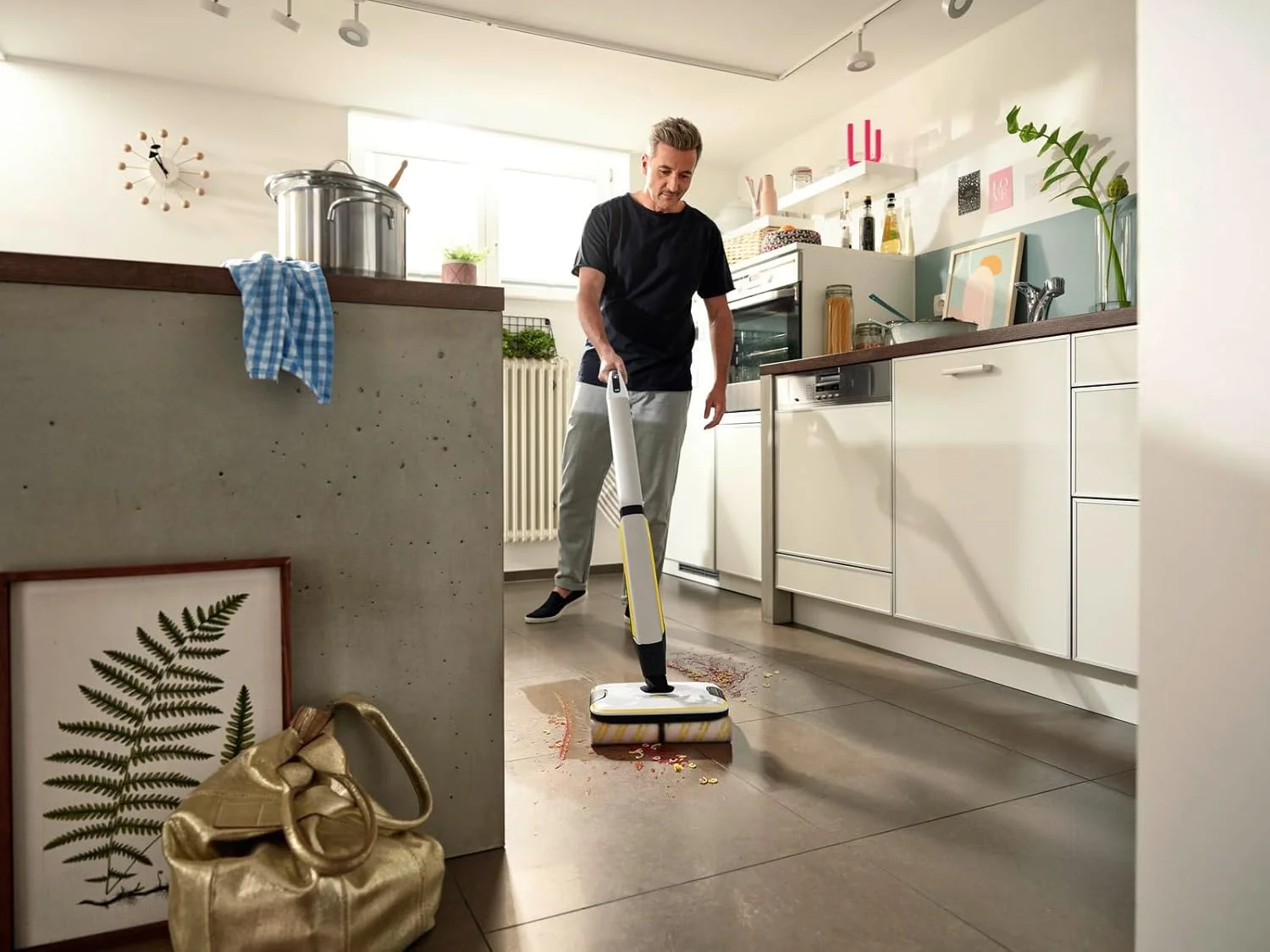 دستگاه تمیز کننده کف کارچر FC 7 Cordless، تمیز کننده کف بی سیم با 4 غلطک میکروفیبر چرخشی، مدت زمان کارکرد باتری: تقریبا 45 دقیقه، سطح تمیزکاری با هر بار شارژ باتری: تقریبا 175 متر مربع دستگاه تمیز کننده کف کارچر FC 7 Cordless، تمیز کننده کف بی سیم با 4 غلطک میکروفیبر چرخشی، مدت زمان کارکرد باتری: تقریبا 45 دقیقه، سطح تمیزکاری با هر بار شارژ باتری: تقریبا 175 متر مربع