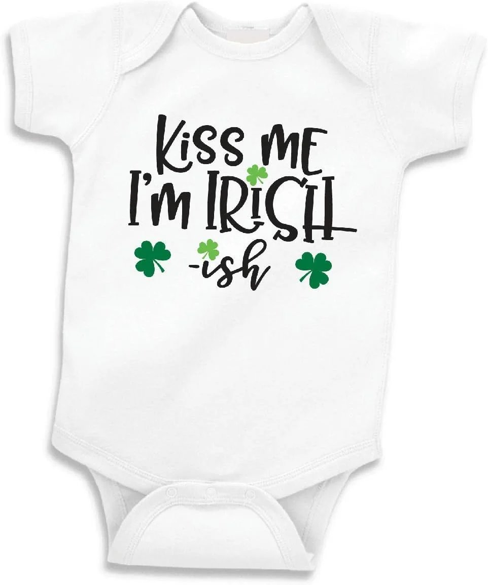 بادی نوزادی و کودکانه طرح روز سنت پاتریک با نوشته "Kiss Me I'm Irish-ish" برند Bump and Beyond Designs، مناسب برای پسر و دختر